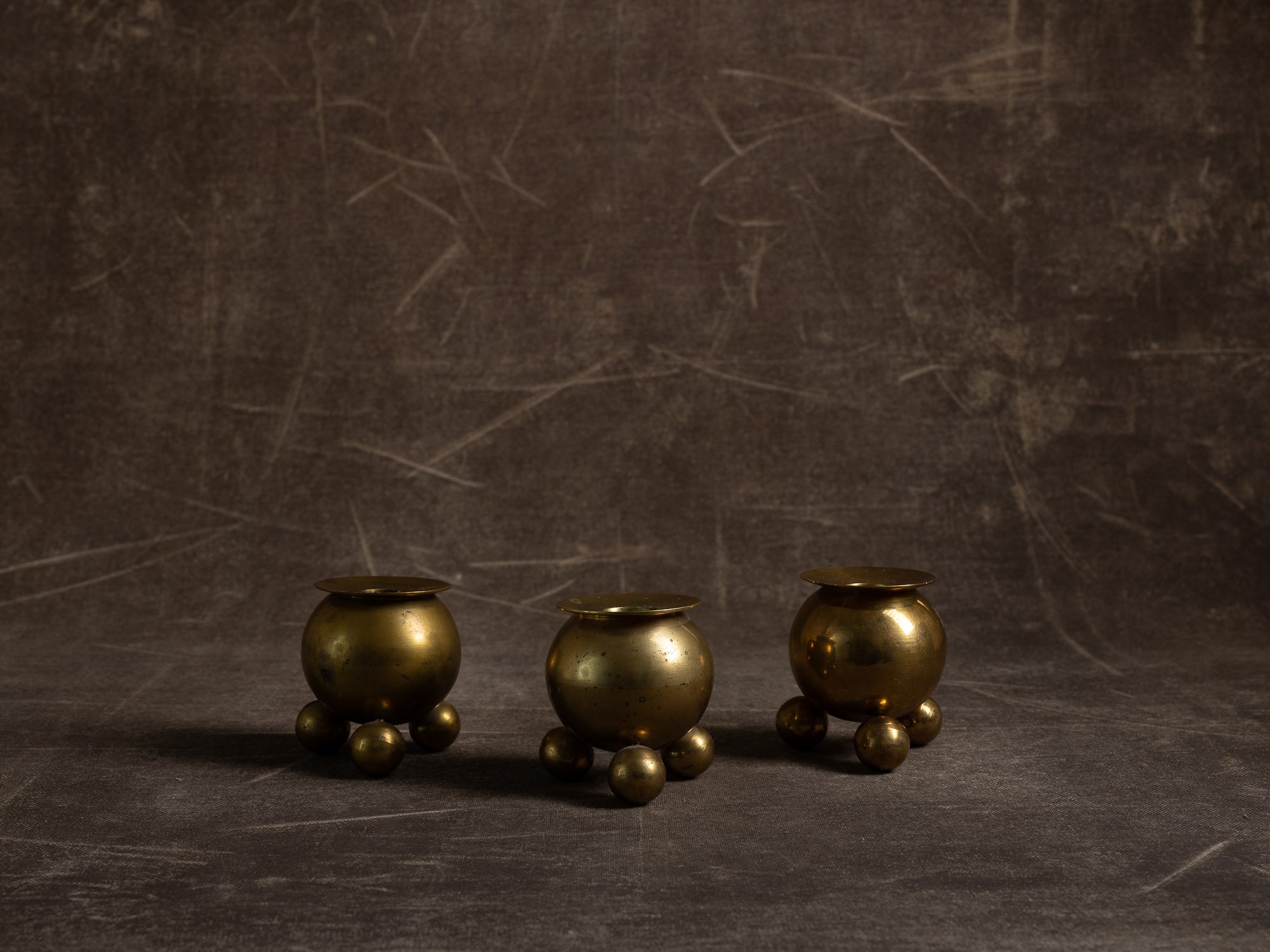 Suite de trois flambeaux par Gusum Bruk, Suède (vers 1900)..Set of 3 candle holders by Gusum Bruk, Sweden (circa 1900)