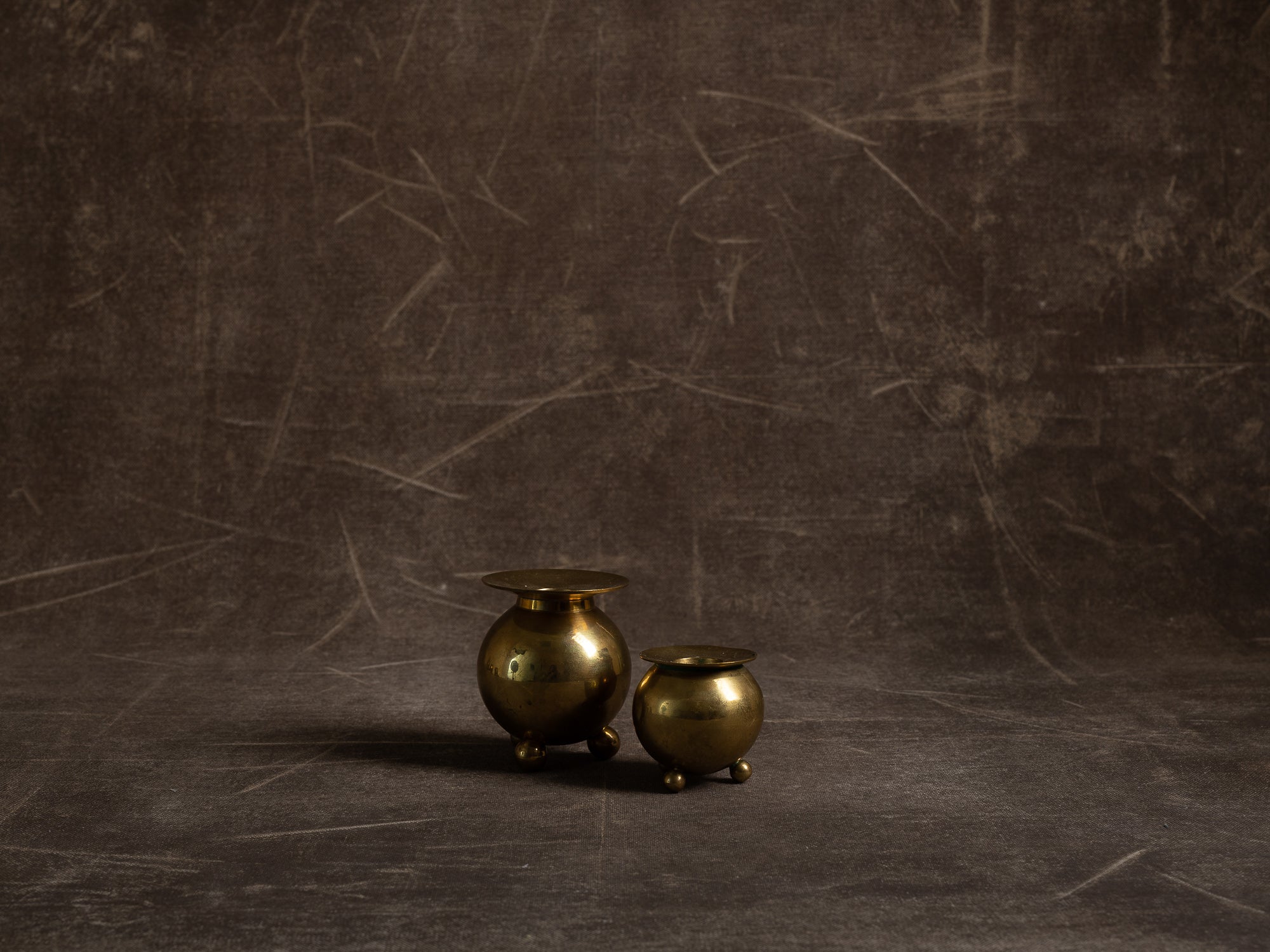 Suite de deux flambeaux par Gusum Bruk, Suède (vers 1900)..Set of 2 candle holders by Gusum Bruk, Sweden (circa 1900)