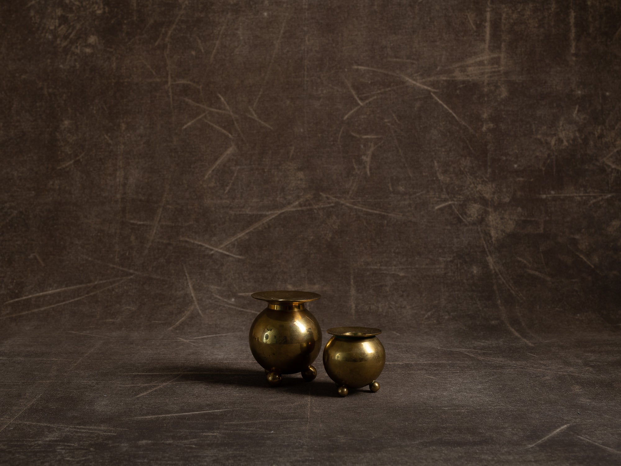 Suite de deux flambeaux par Gusum Bruk, Suède (vers 1900)..Set of 2 candle holders by Gusum Bruk, Sweden (circa 1900)