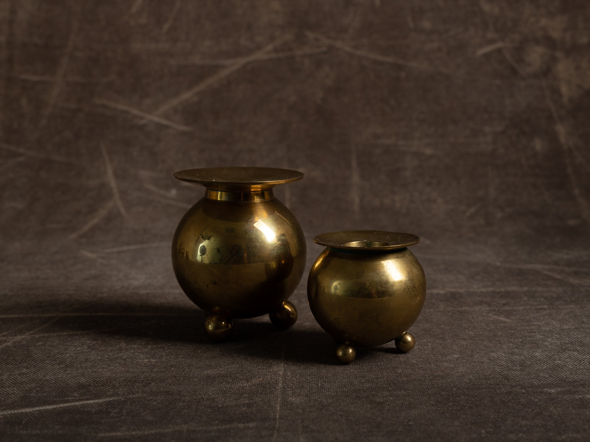 Suite de deux flambeaux par Gusum Bruk, Suède (vers 1900)..Set of 2 candle holders by Gusum Bruk, Sweden (circa 1900)