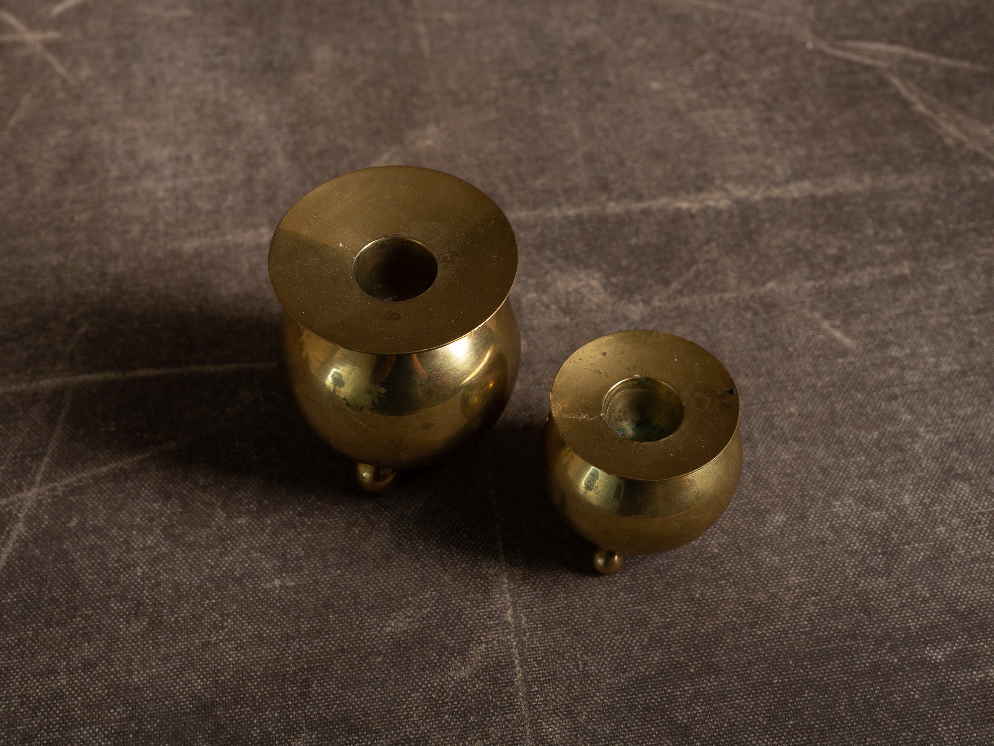 Suite de deux flambeaux par Gusum Bruk, Suède (vers 1900)..Set of 2 candle holders by Gusum Bruk, Sweden (circa 1900)
