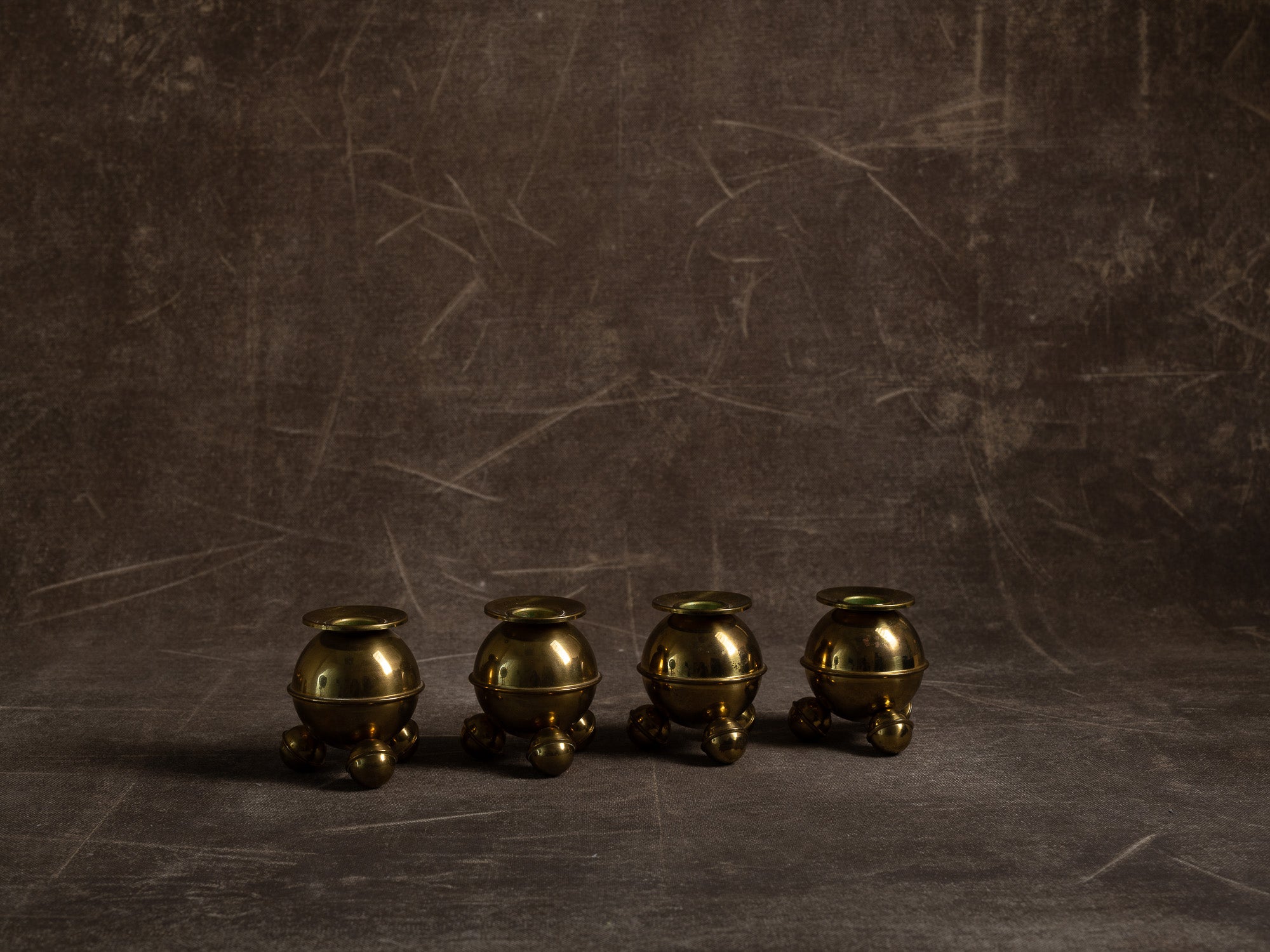 Suite de quatre flambeaux par A. Heinbrandt, entourage de Gusum Bruk, Suède (vers 1900)..Set of 4 candle holders, entourage of Gusum Bruk, Sweden (circa 1900)
