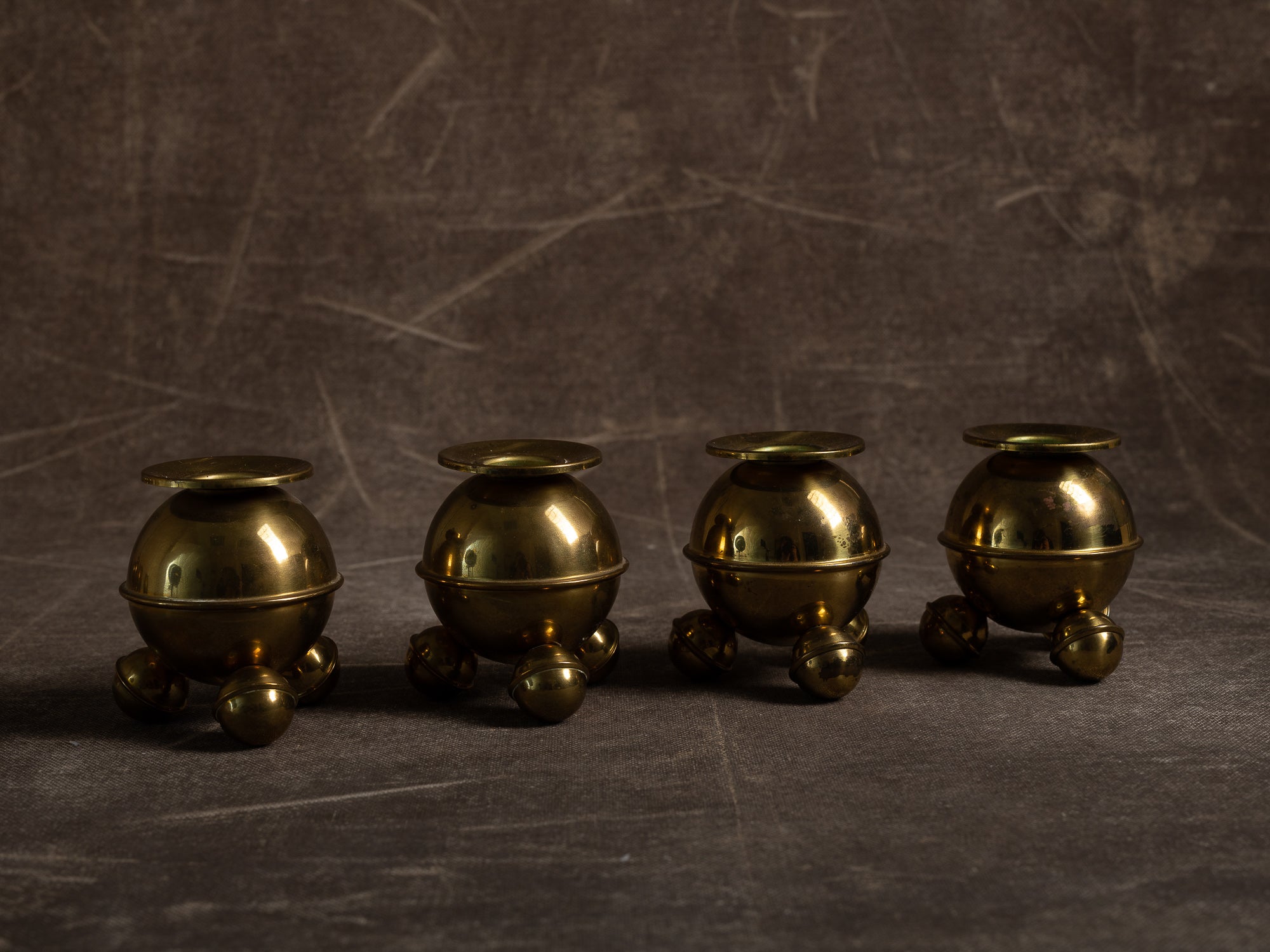 Suite de quatre flambeaux par A. Heinbrandt, entourage de Gusum Bruk, Suède (vers 1900)..Set of 4 candle holders, entourage of Gusum Bruk, Sweden (circa 1900)