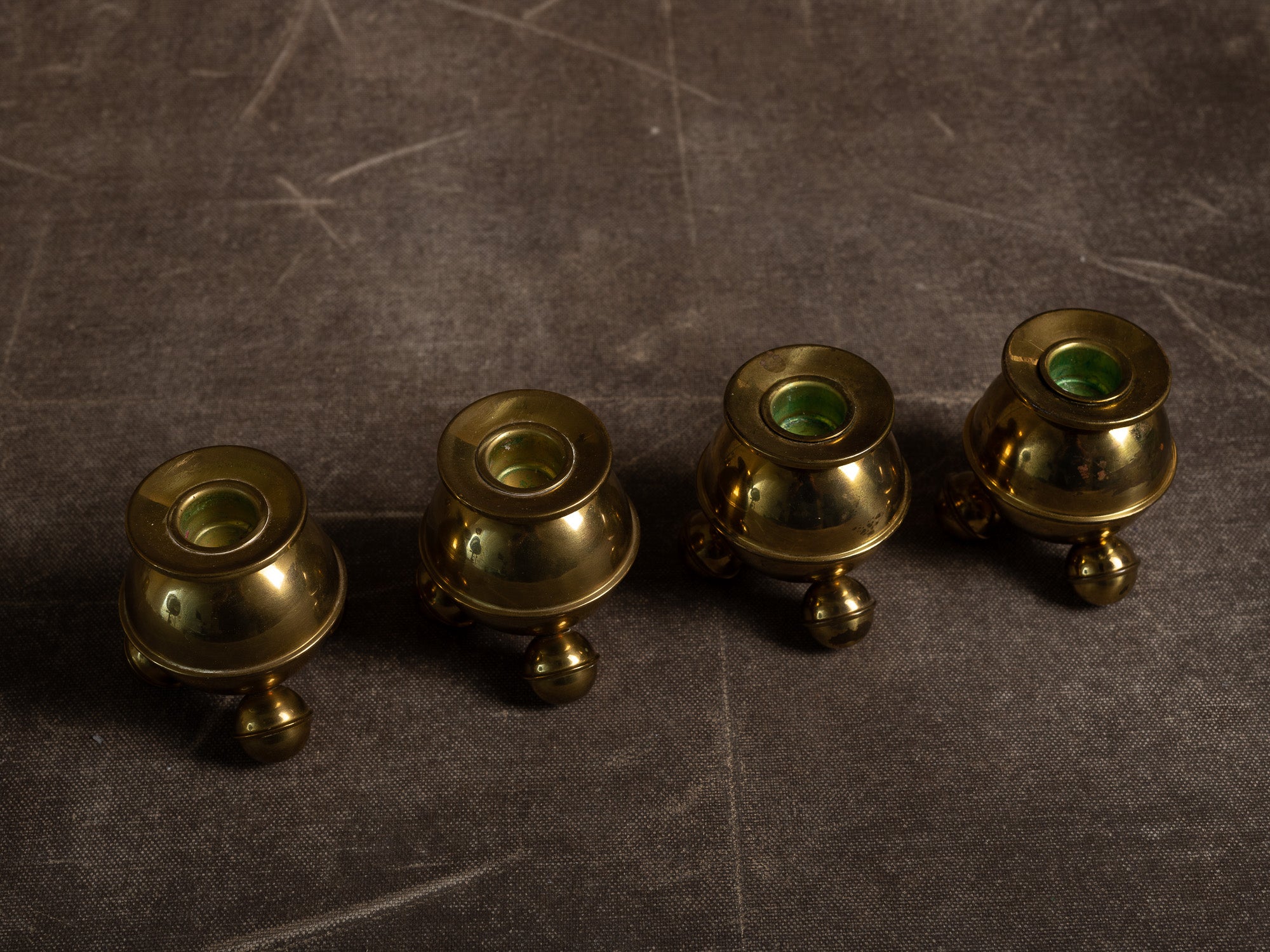Suite de quatre flambeaux par A. Heinbrandt, entourage de Gusum Bruk, Suède (vers 1900)..Set of 4 candle holders, entourage of Gusum Bruk, Sweden (circa 1900)