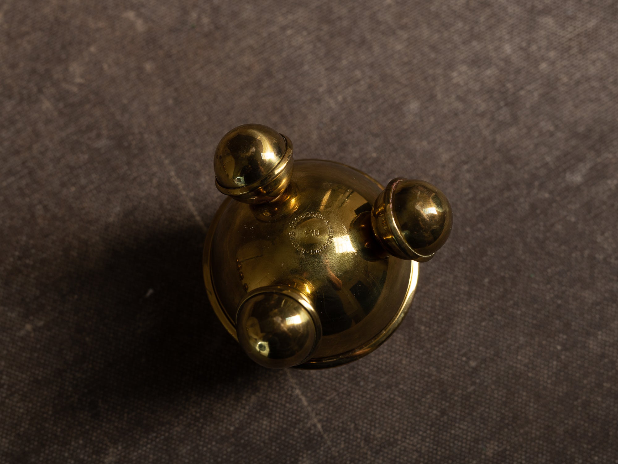 Suite de quatre flambeaux par A. Heinbrandt, entourage de Gusum Bruk, Suède (vers 1900)..Set of 4 candle holders, entourage of Gusum Bruk, Sweden (circa 1900)