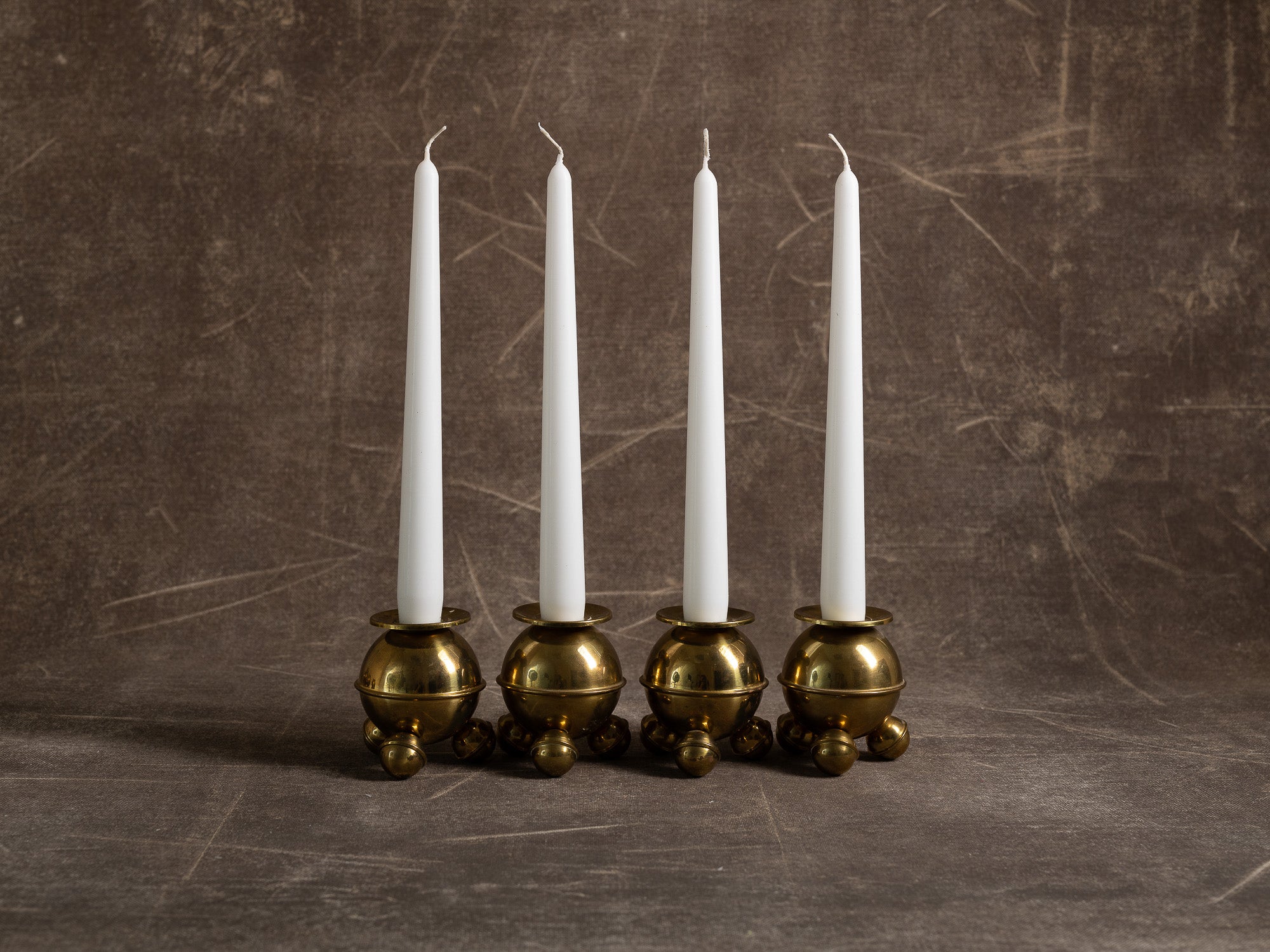 Suite de quatre flambeaux par A. Heinbrandt, entourage de Gusum Bruk, Suède (vers 1900)..Set of 4 candle holders, entourage of Gusum Bruk, Sweden (circa 1900)