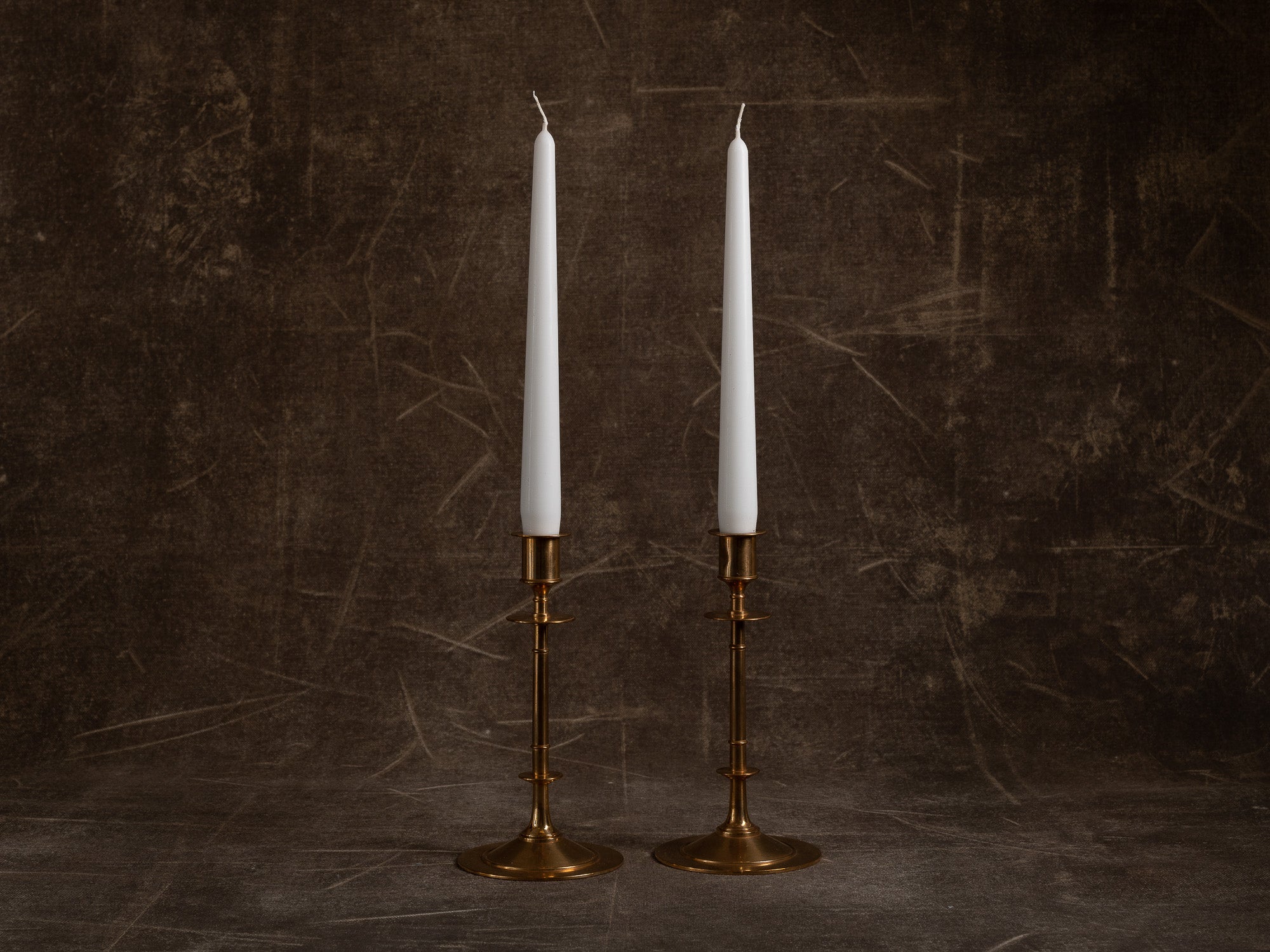 Paire de flambeaux modèle 61 par Gusum Bruk, Suède (vers 1900)..Pair of candle holders model 61 by Gusum Bruk, Sweden (circa 1900)