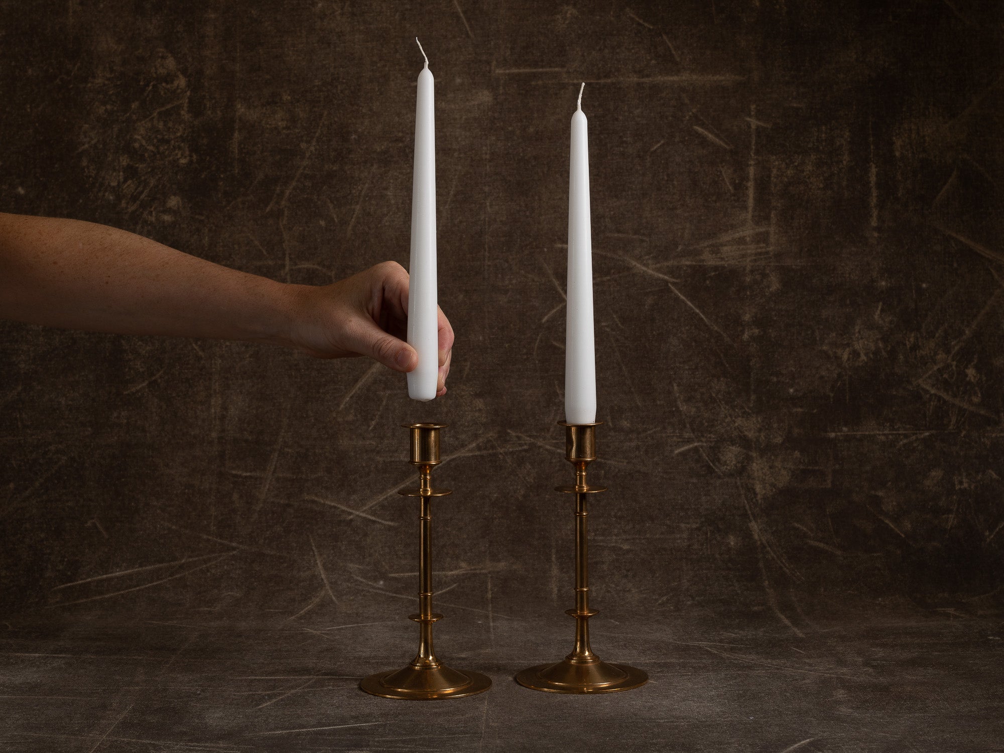 Paire de flambeaux modèle 61 par Gusum Bruk, Suède (vers 1900)..Pair of candle holders model 61 by Gusum Bruk, Sweden (circa 1900)