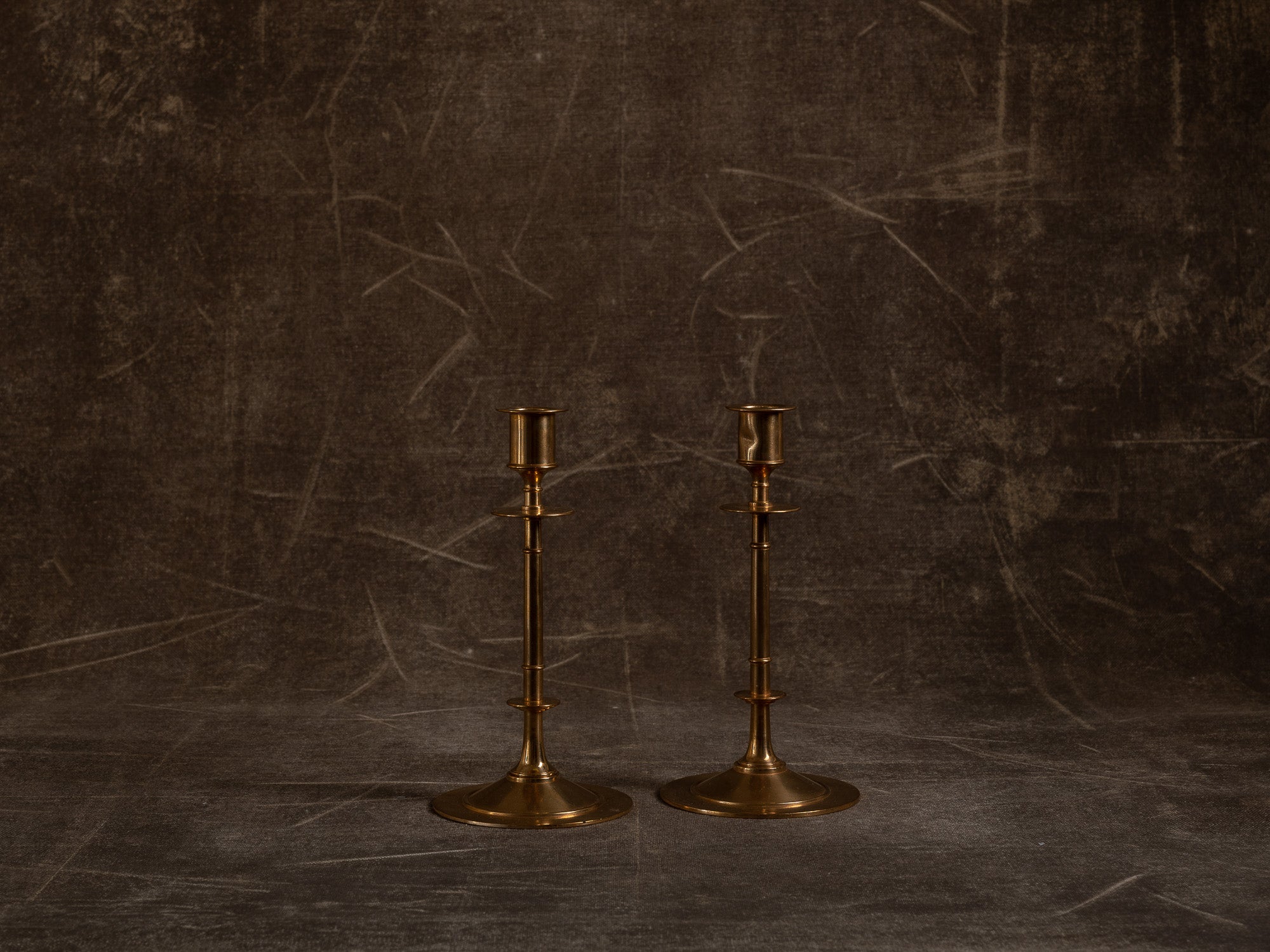 Paire de flambeaux modèle 61 par Gusum Bruk, Suède (vers 1900)..Pair of candle holders model 61 by Gusum Bruk, Sweden (circa 1900)