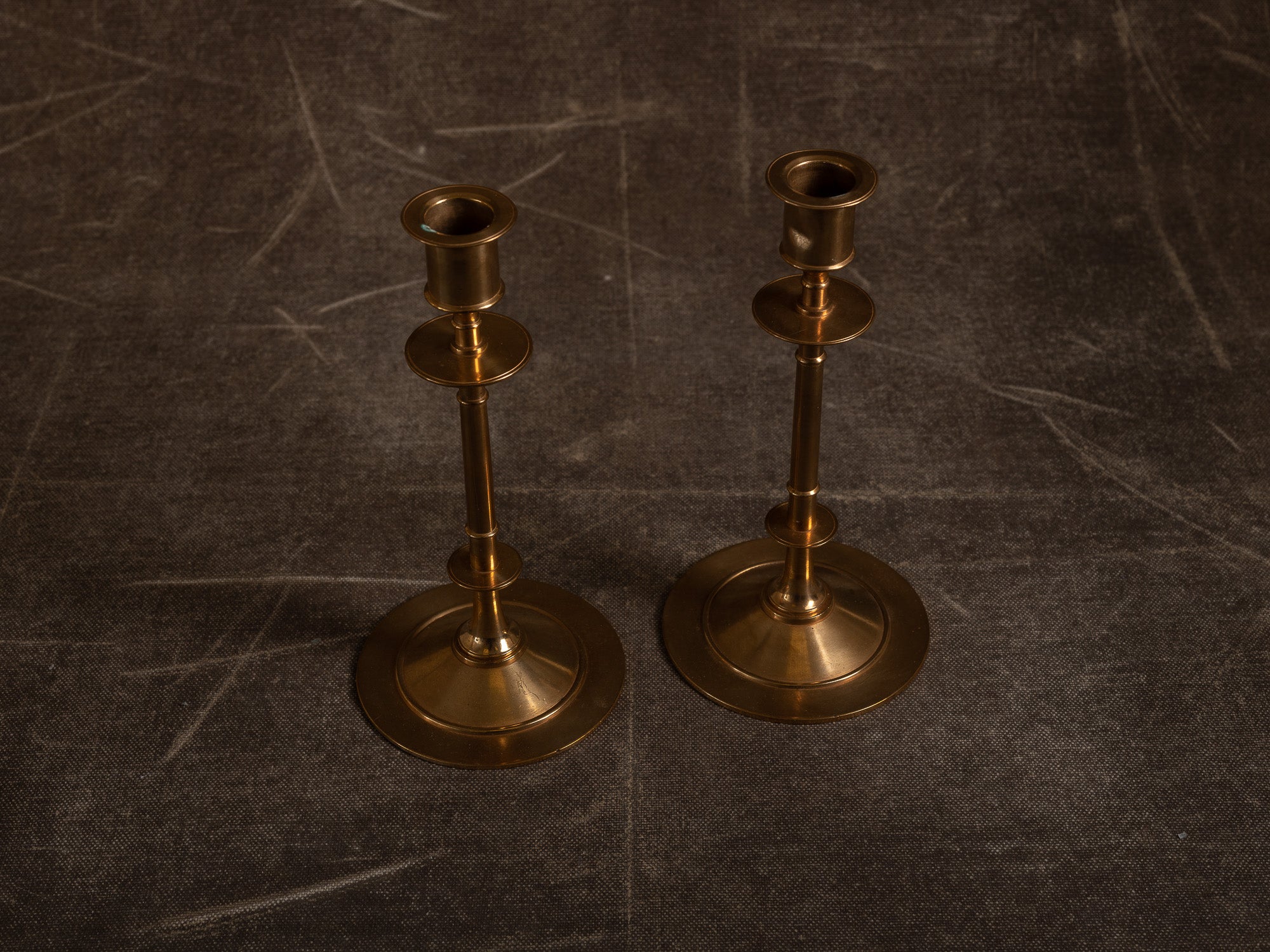 Paire de flambeaux modèle 61 par Gusum Bruk, Suède (vers 1900)..Pair of candle holders model 61 by Gusum Bruk, Sweden (circa 1900)