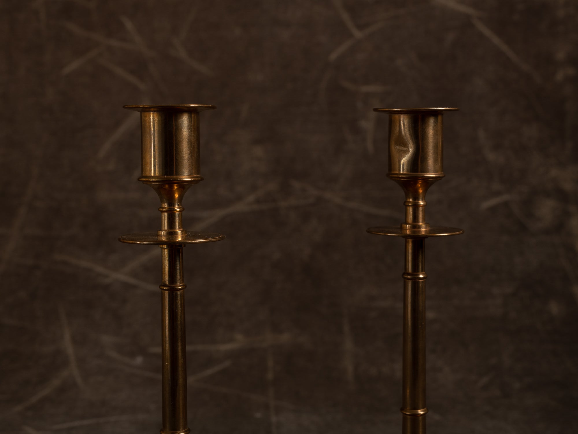 Paire de flambeaux modèle 61 par Gusum Bruk, Suède (vers 1900)..Pair of candle holders model 61 by Gusum Bruk, Sweden (circa 1900)