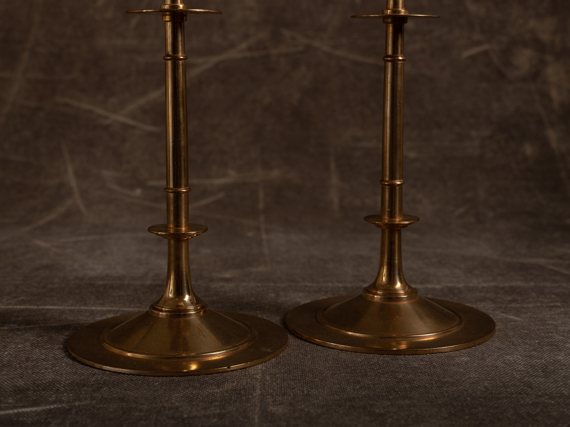 Paire de flambeaux modèle 61 par Gusum Bruk, Suède (vers 1900)..Pair of candle holders model 61 by Gusum Bruk, Sweden (circa 1900)