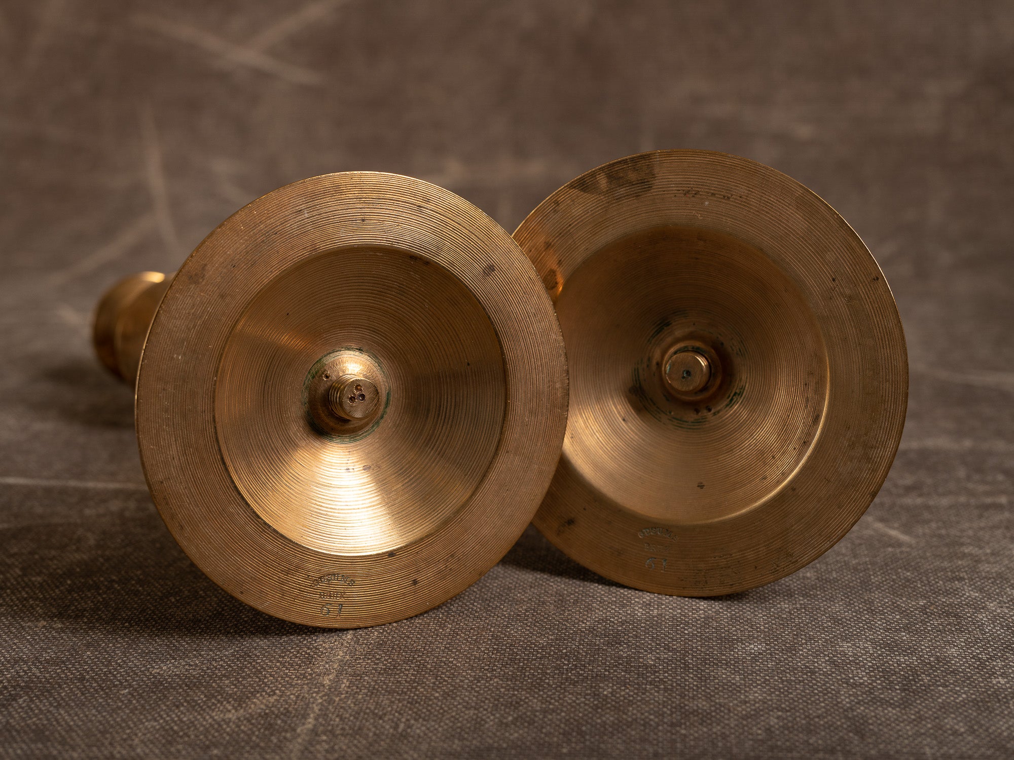 Paire de flambeaux modèle 61 par Gusum Bruk, Suède (vers 1900)..Pair of candle holders model 61 by Gusum Bruk, Sweden (circa 1900)
