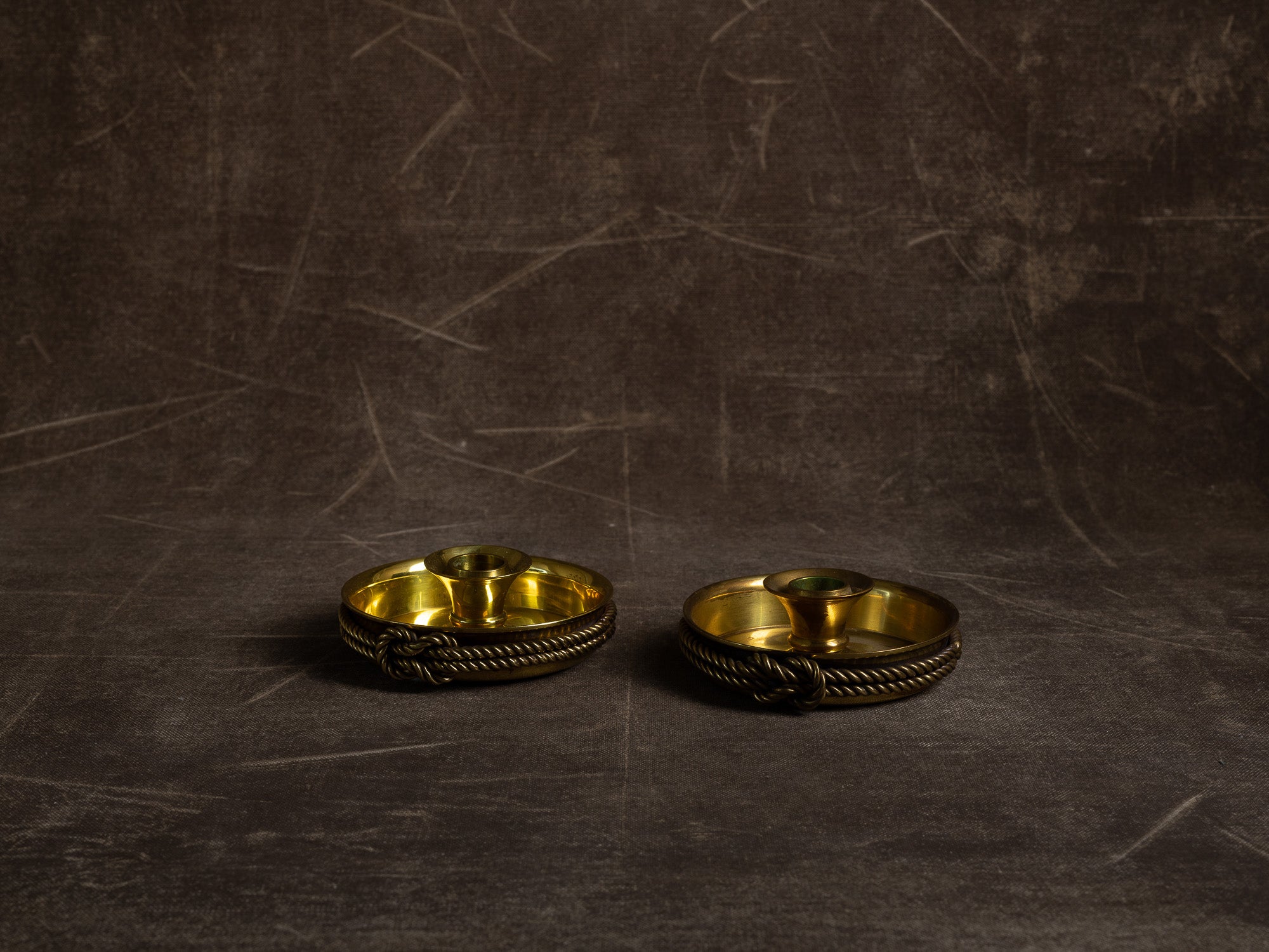 Paire de photophores / candélabres en laiton et verre par Scandia Mässing, Suède (vers 1970-80)..Pair of brass and glass lantern / candelabra by Scandia Mässing, Sweden (circa 1970-80)