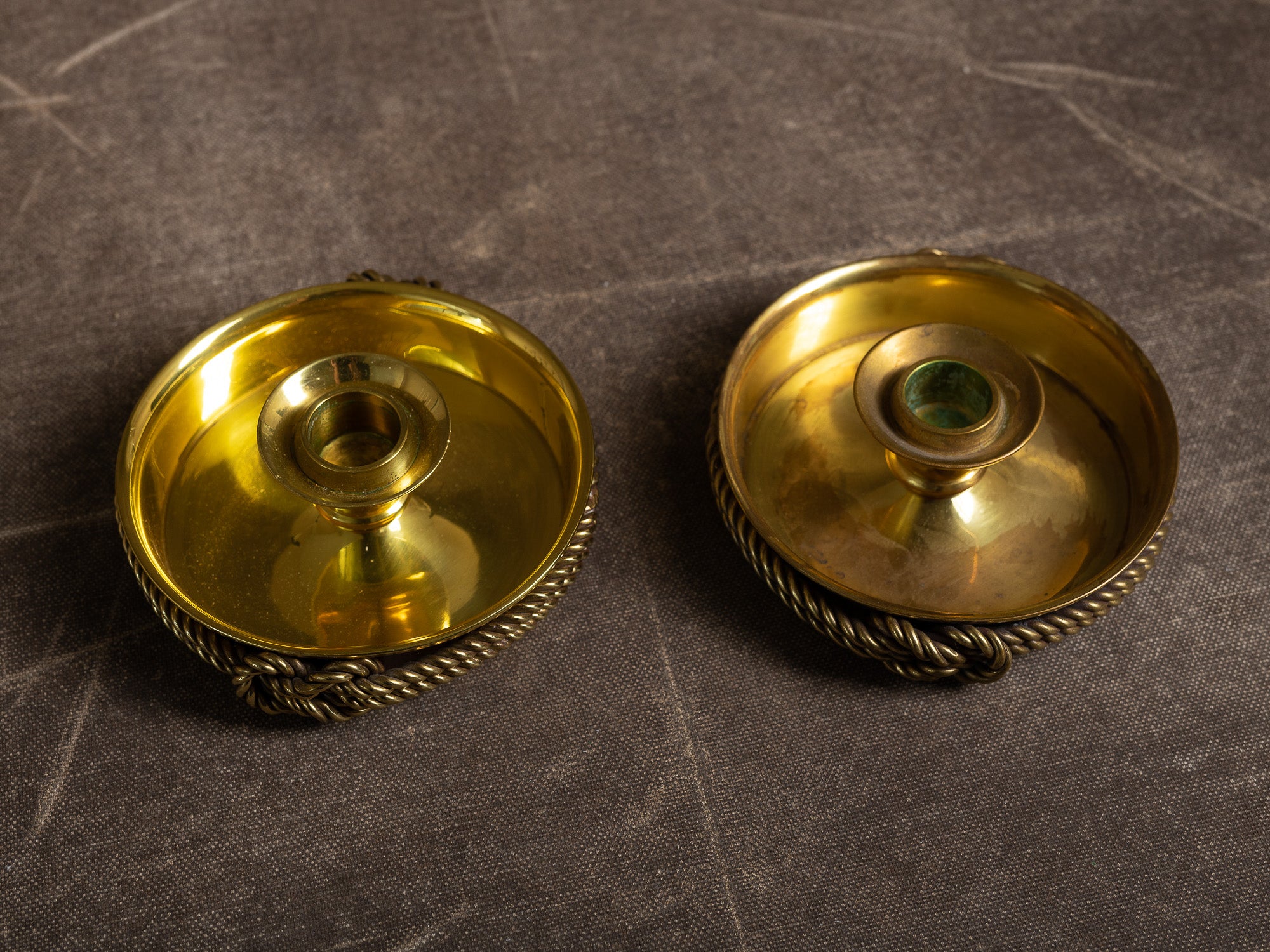 Paire de photophores / candélabres en laiton et verre par Scandia Mässing, Suède (vers 1970-80)..Pair of brass and glass lantern / candelabra by Scandia Mässing, Sweden (circa 1970-80)
