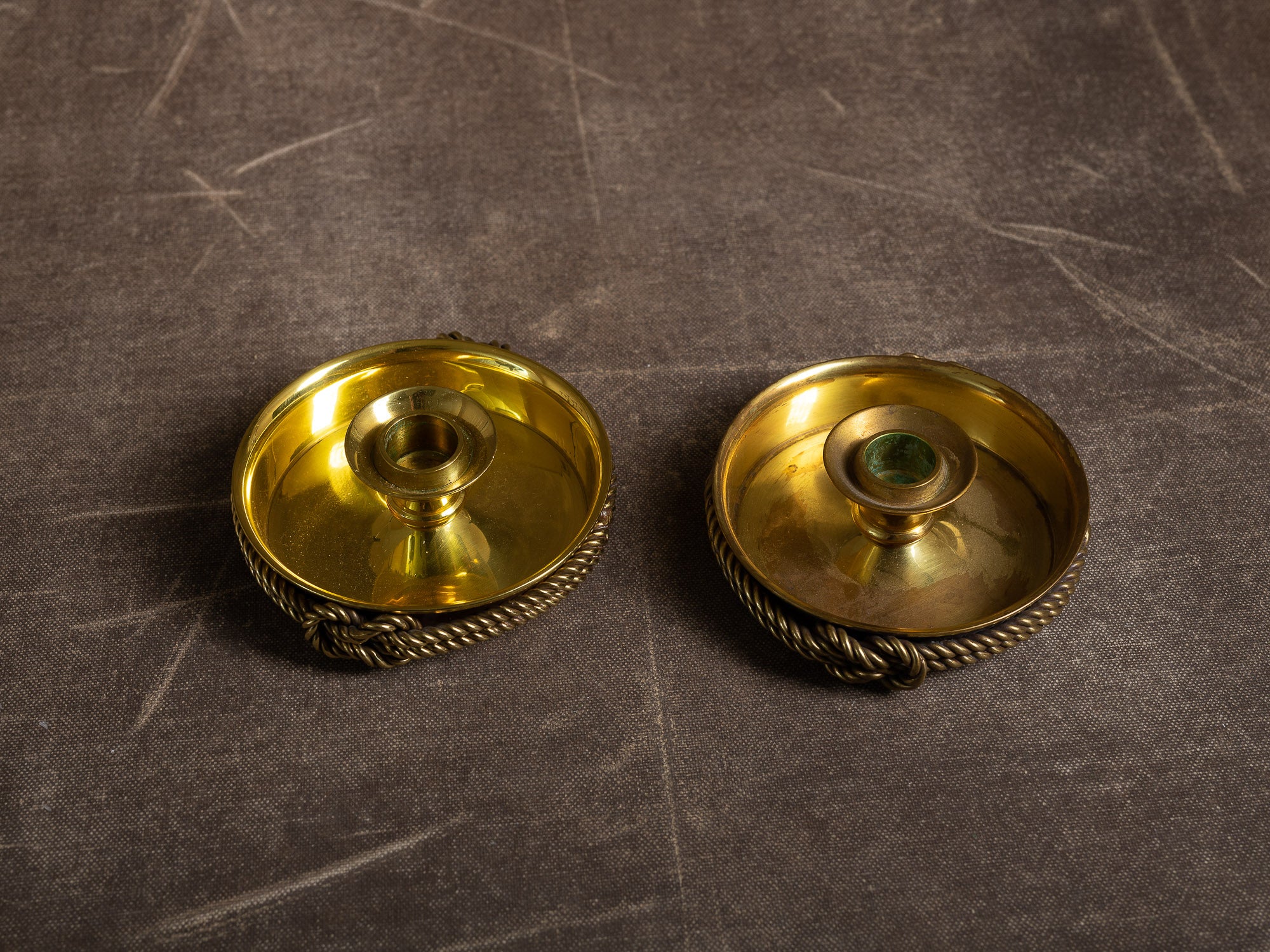 Paire de photophores / candélabres en laiton et verre par Scandia Mässing, Suède (vers 1970-80)..Pair of brass and glass lantern / candelabra by Scandia Mässing, Sweden (circa 1970-80)