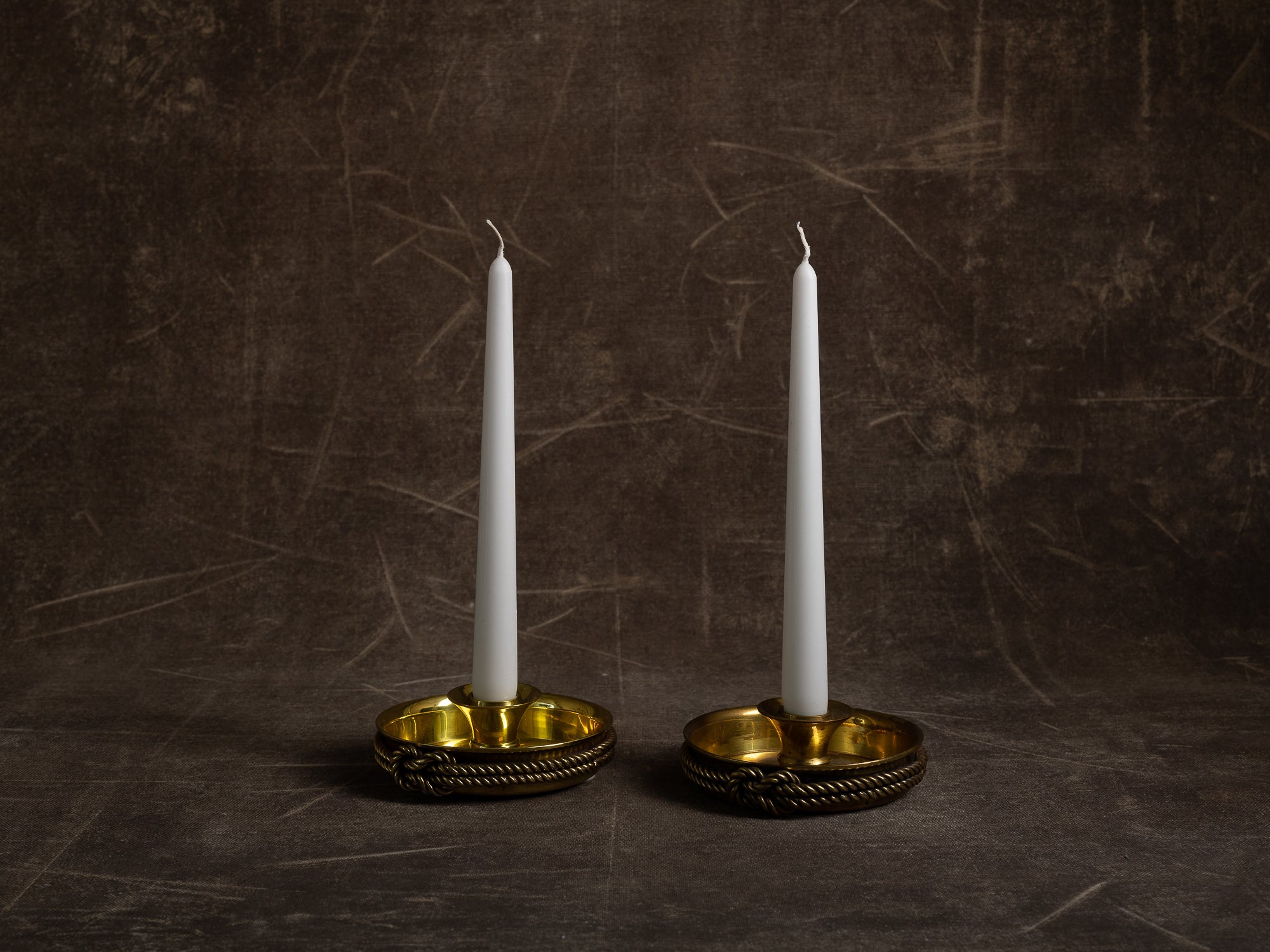 Paire de photophores / candélabres en laiton et verre par Scandia Mässing, Suède (vers 1970-80)..Pair of brass and glass lantern / candelabra by Scandia Mässing, Sweden (circa 1970-80)