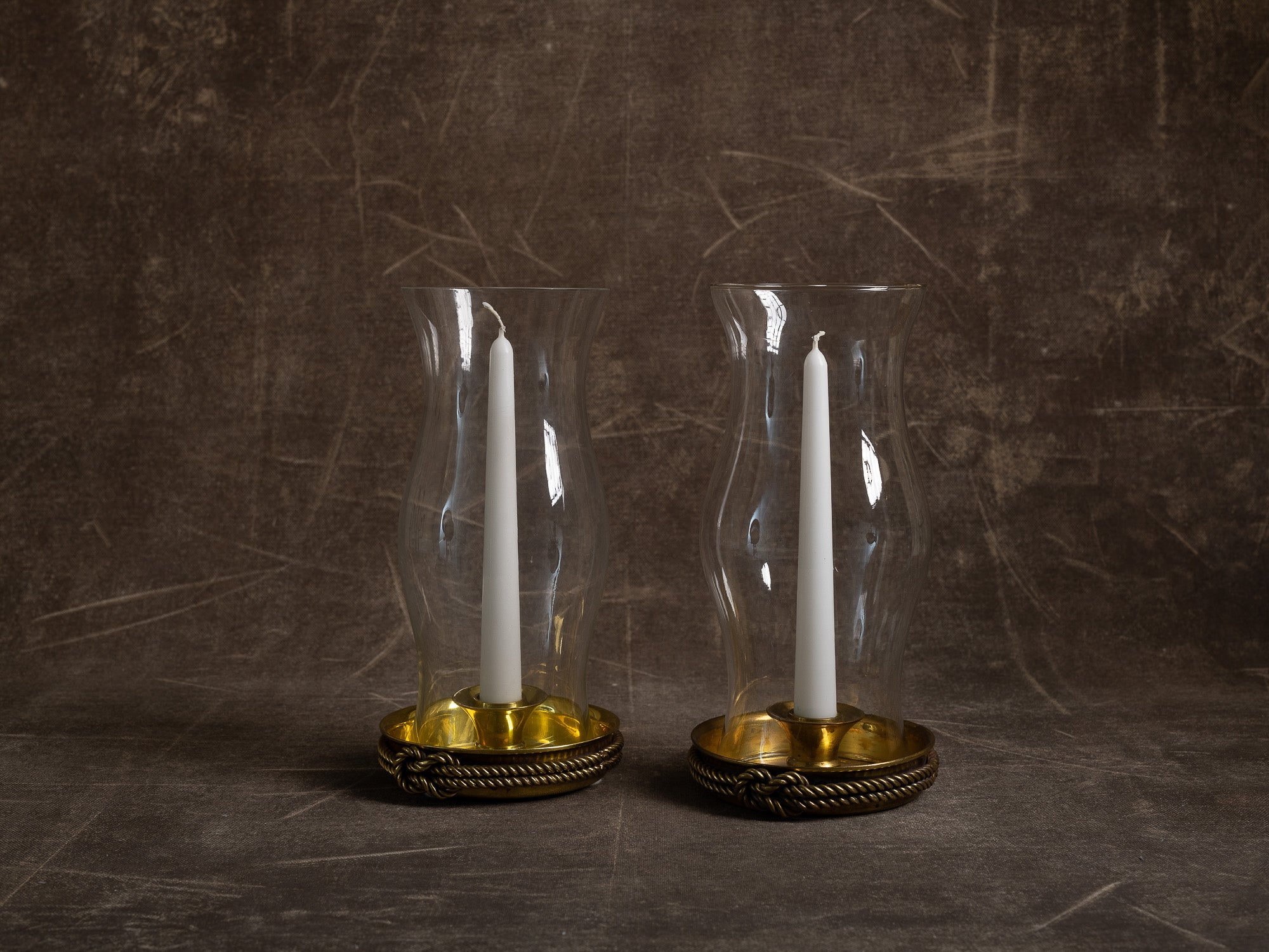 Paire de photophores / candélabres en laiton et verre par Scandia Mässing, Suède (vers 1970-80)..Pair of brass and glass lantern / candelabra by Scandia Mässing, Sweden (circa 1970-80)