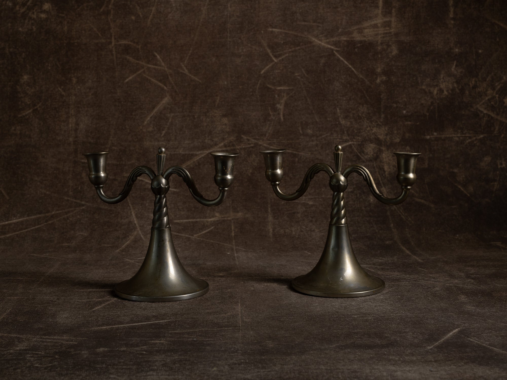 Paire de bougeoirs / candélabres de table en étain par Lundin & Lindberg Svenskt Tenn, Suède (1933-34)..Pair of pewter candle holders / table candelabra by Lundin & Lindberg Svenskt Tenn, Sweden (1933-34)