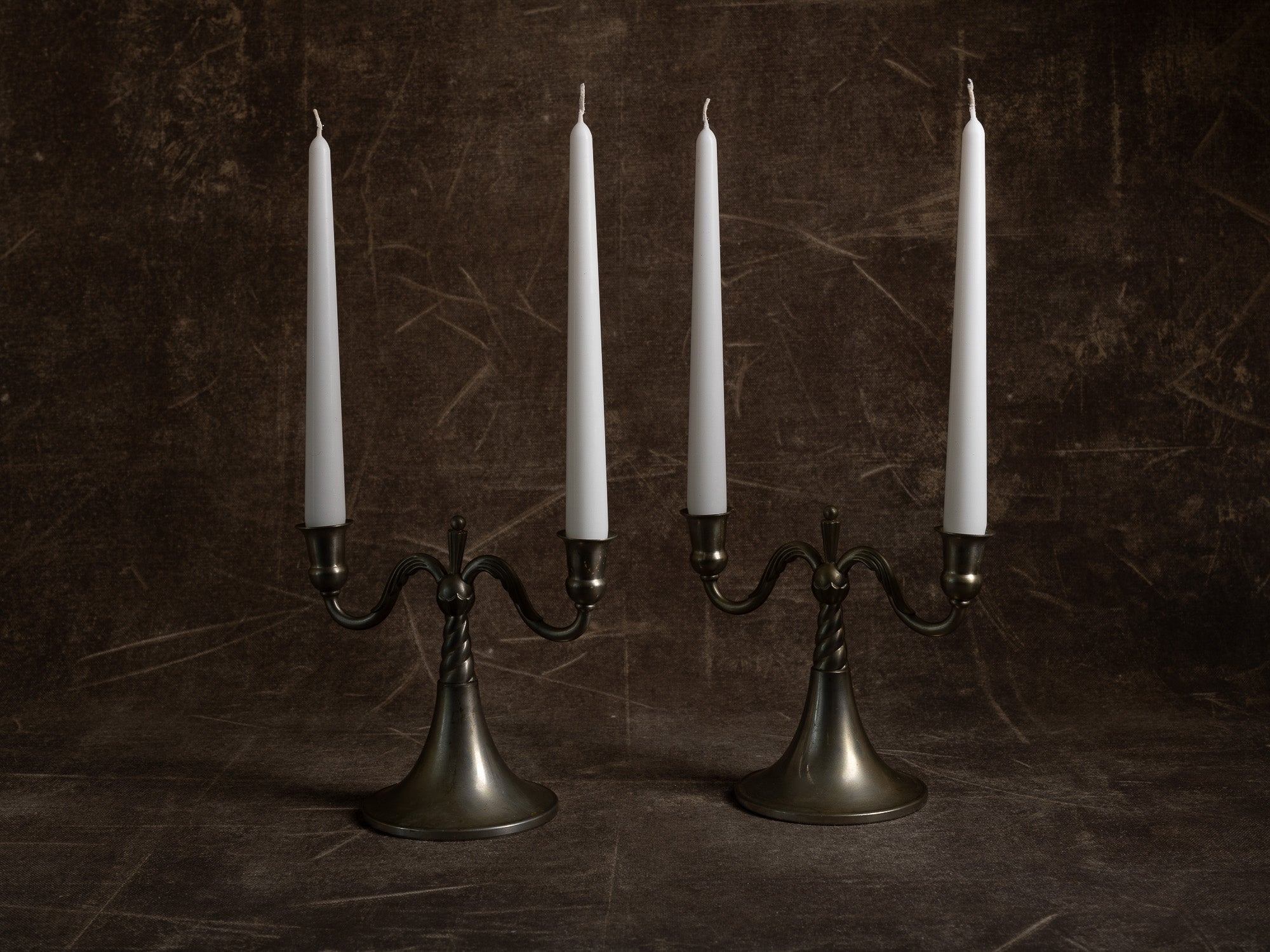 Paire de bougeoirs / candélabres de table en étain par Lundin & Lindberg Svenskt Tenn, Suède (1933-34)..Pair of pewter candle holders / table candelabra by Lundin & Lindberg Svenskt Tenn, Sweden (1933-34)