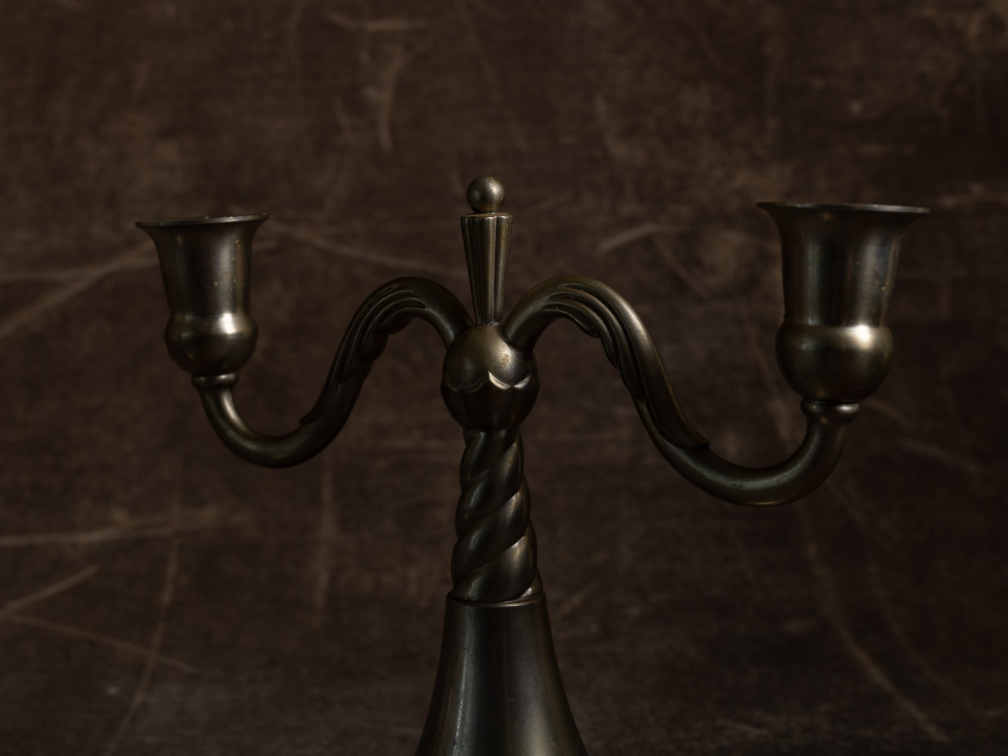 Paire de bougeoirs / candélabres de table en étain par Lundin & Lindberg Svenskt Tenn, Suède (1933-34)..Pair of pewter candle holders / table candelabra by Lundin & Lindberg Svenskt Tenn, Sweden (1933-34)