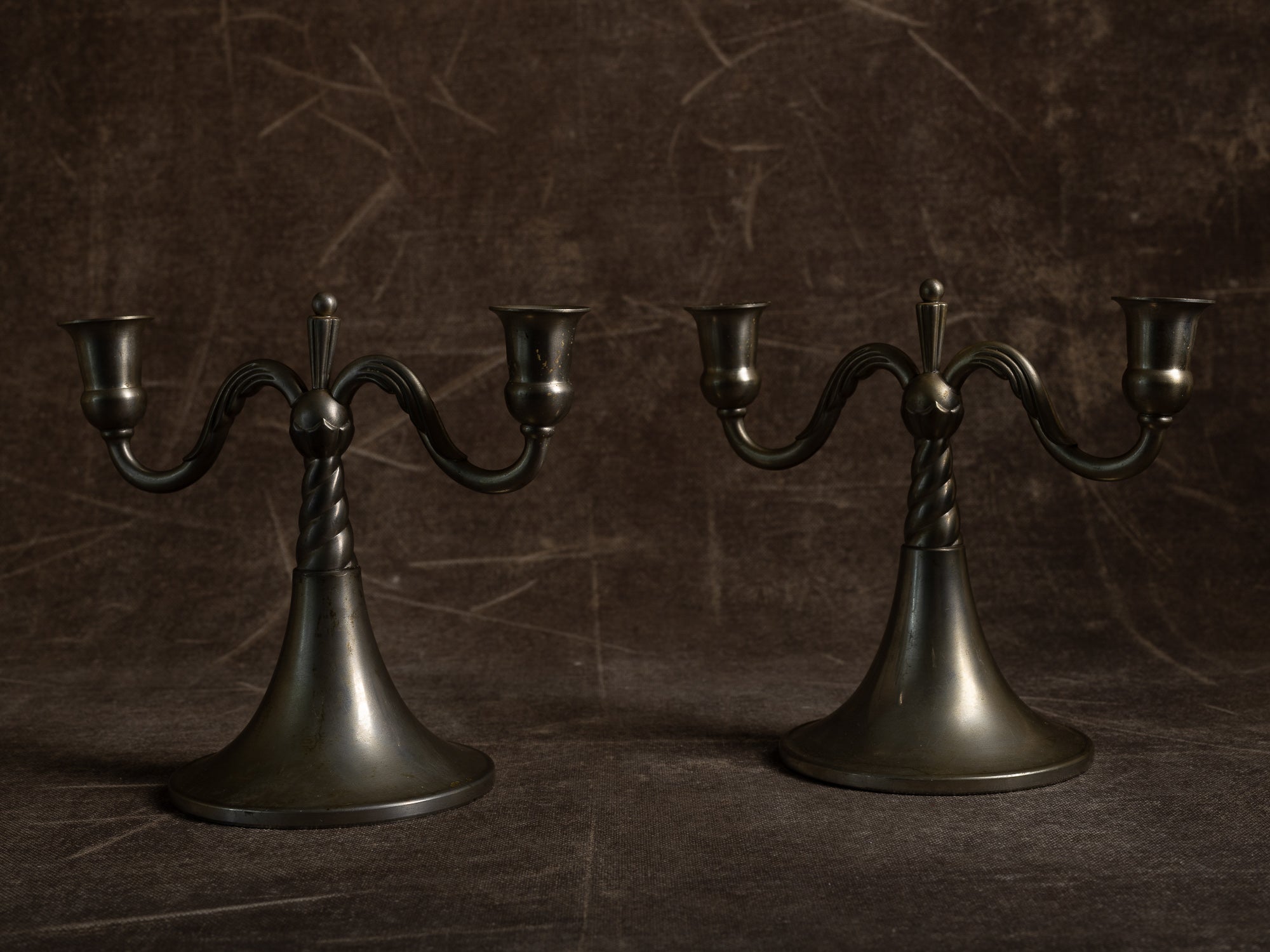 Paire de bougeoirs / candélabres de table en étain par Lundin & Lindberg Svenskt Tenn, Suède (1933-34)..Pair of pewter candle holders / table candelabra by Lundin & Lindberg Svenskt Tenn, Sweden (1933-34)
