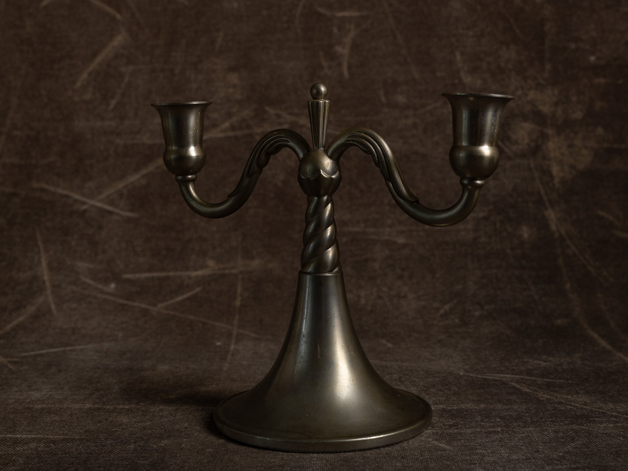 Paire de bougeoirs / candélabres de table en étain par Lundin & Lindberg Svenskt Tenn, Suède (1933-34)..Pair of pewter candle holders / table candelabra by Lundin & Lindberg Svenskt Tenn, Sweden (1933-34)