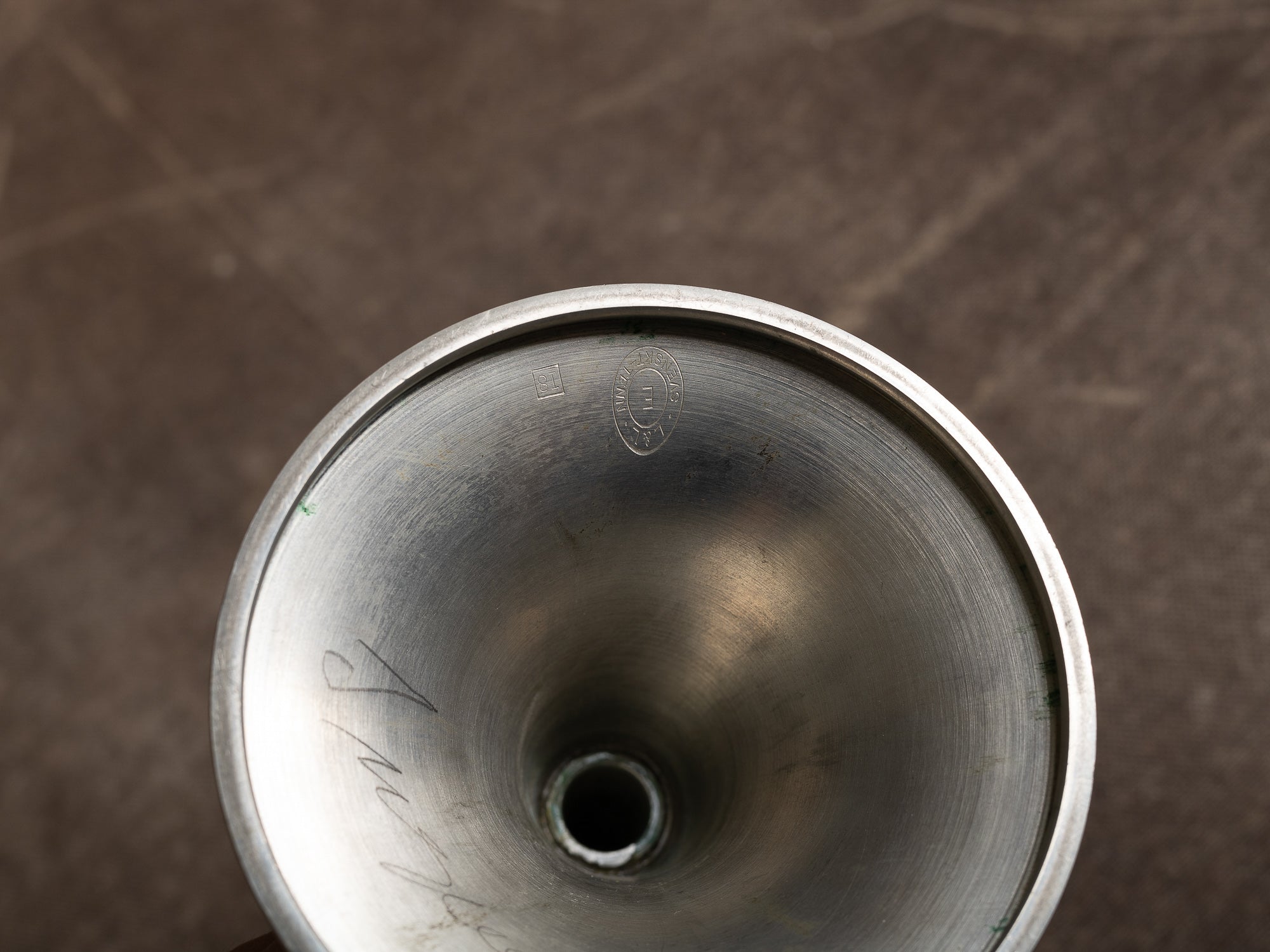 Paire de bougeoirs / candélabres de table en étain par Lundin & Lindberg Svenskt Tenn, Suède (1933-34)..Pair of pewter candle holders / table candelabra by Lundin & Lindberg Svenskt Tenn, Sweden (1933-34)
