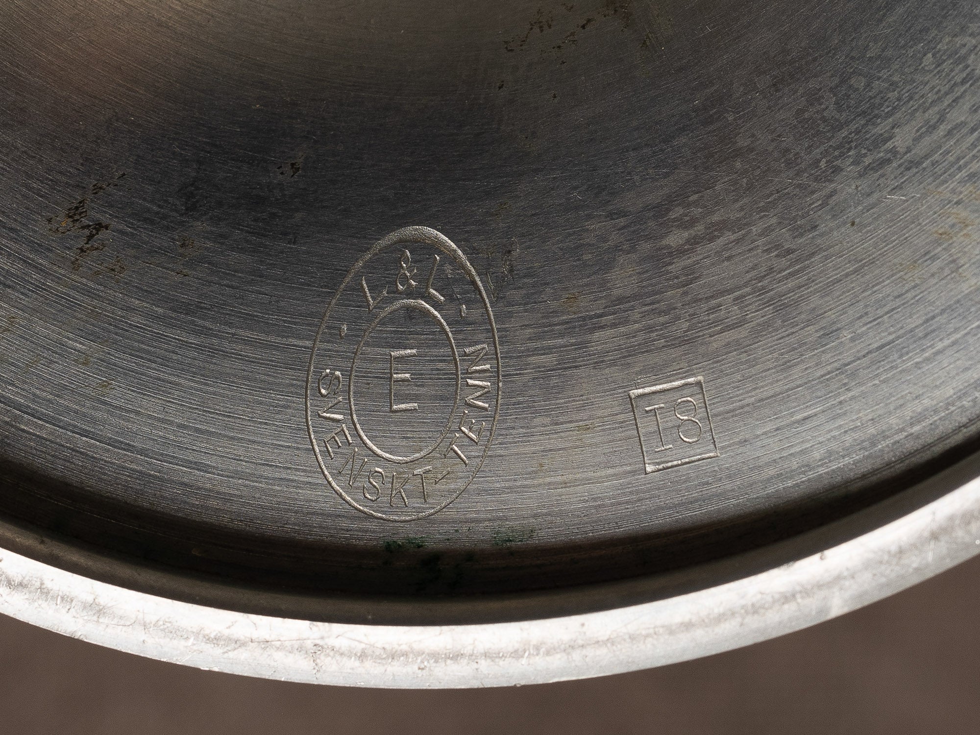Paire de bougeoirs / candélabres de table en étain par Lundin & Lindberg Svenskt Tenn, Suède (1933-34)..Pair of pewter candle holders / table candelabra by Lundin & Lindberg Svenskt Tenn, Sweden (1933-34)