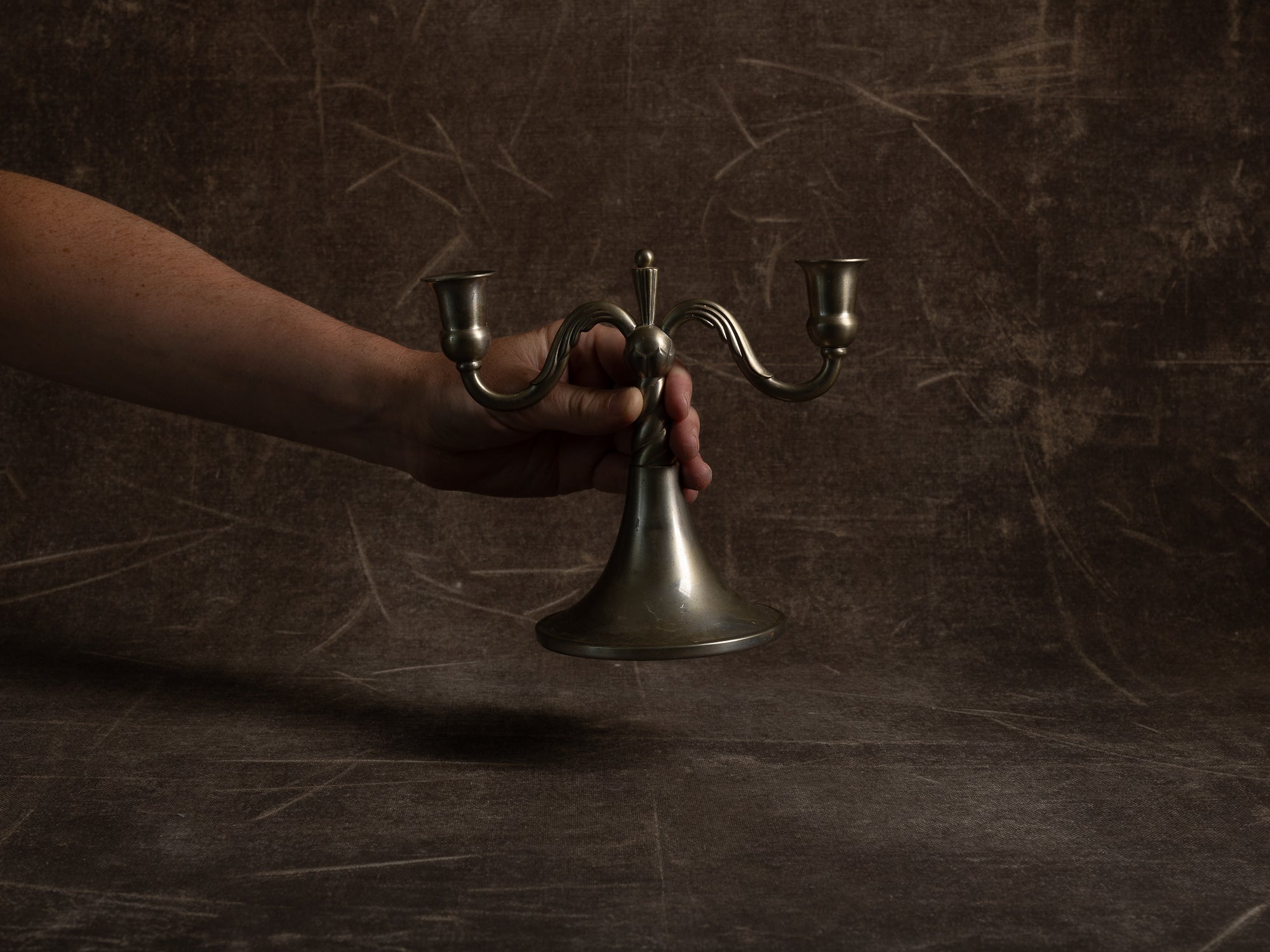 Paire de bougeoirs / candélabres de table en étain par Lundin & Lindberg Svenskt Tenn, Suède (1933-34)..Pair of pewter candle holders / table candelabra by Lundin & Lindberg Svenskt Tenn, Sweden (1933-34)