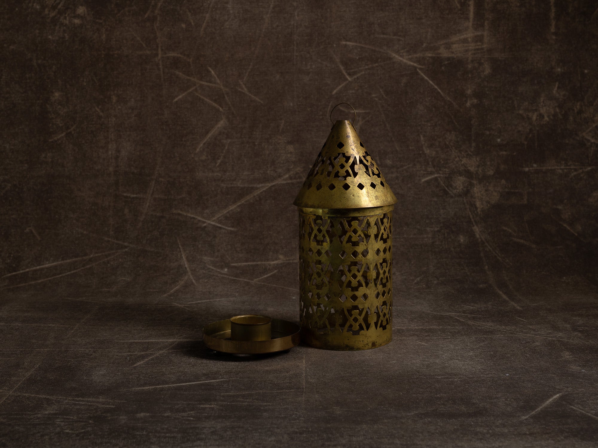 Lanterne en laiton ajouré par Torbjörn Testad, Suède (vers 1975-80)..Large brass lantern by Torbjörn Testad, Sweden (ca. 1975-80)