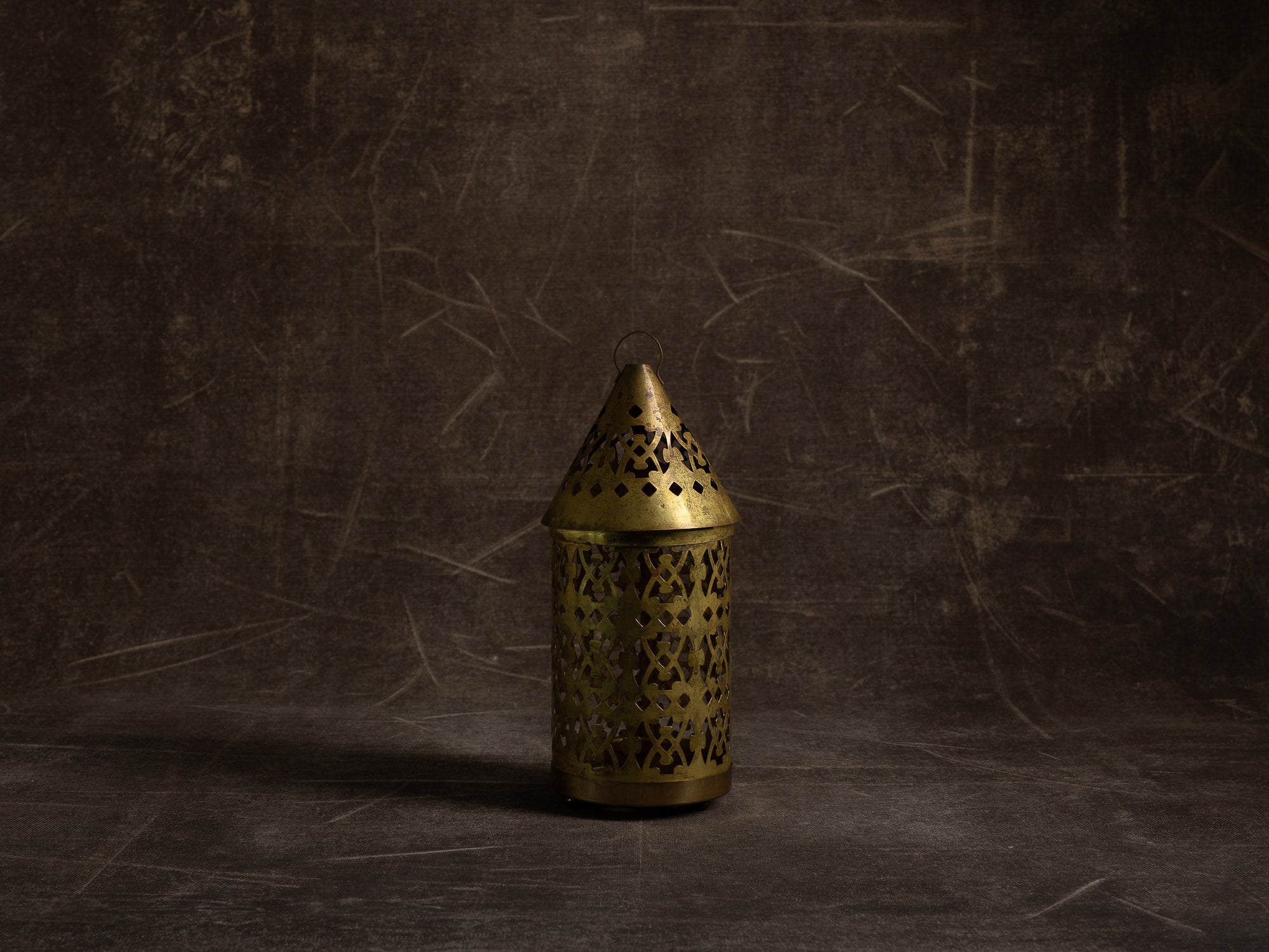 Lanterne en laiton ajouré par Torbjörn Testad, Suède (vers 1975-80)..Large brass lantern by Torbjörn Testad, Sweden (ca. 1975-80)