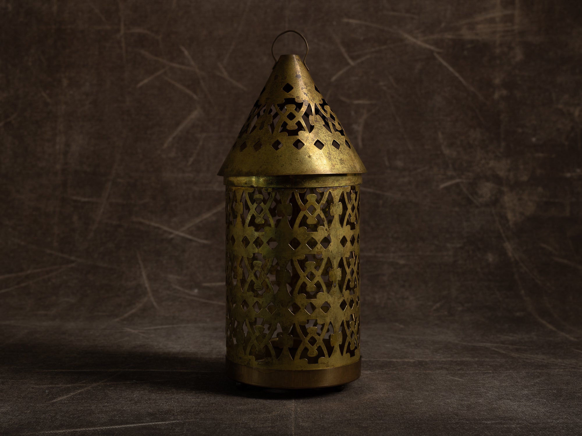 Lanterne en laiton ajouré par Torbjörn Testad, Suède (vers 1975-80)..Large brass lantern by Torbjörn Testad, Sweden (ca. 1975-80)