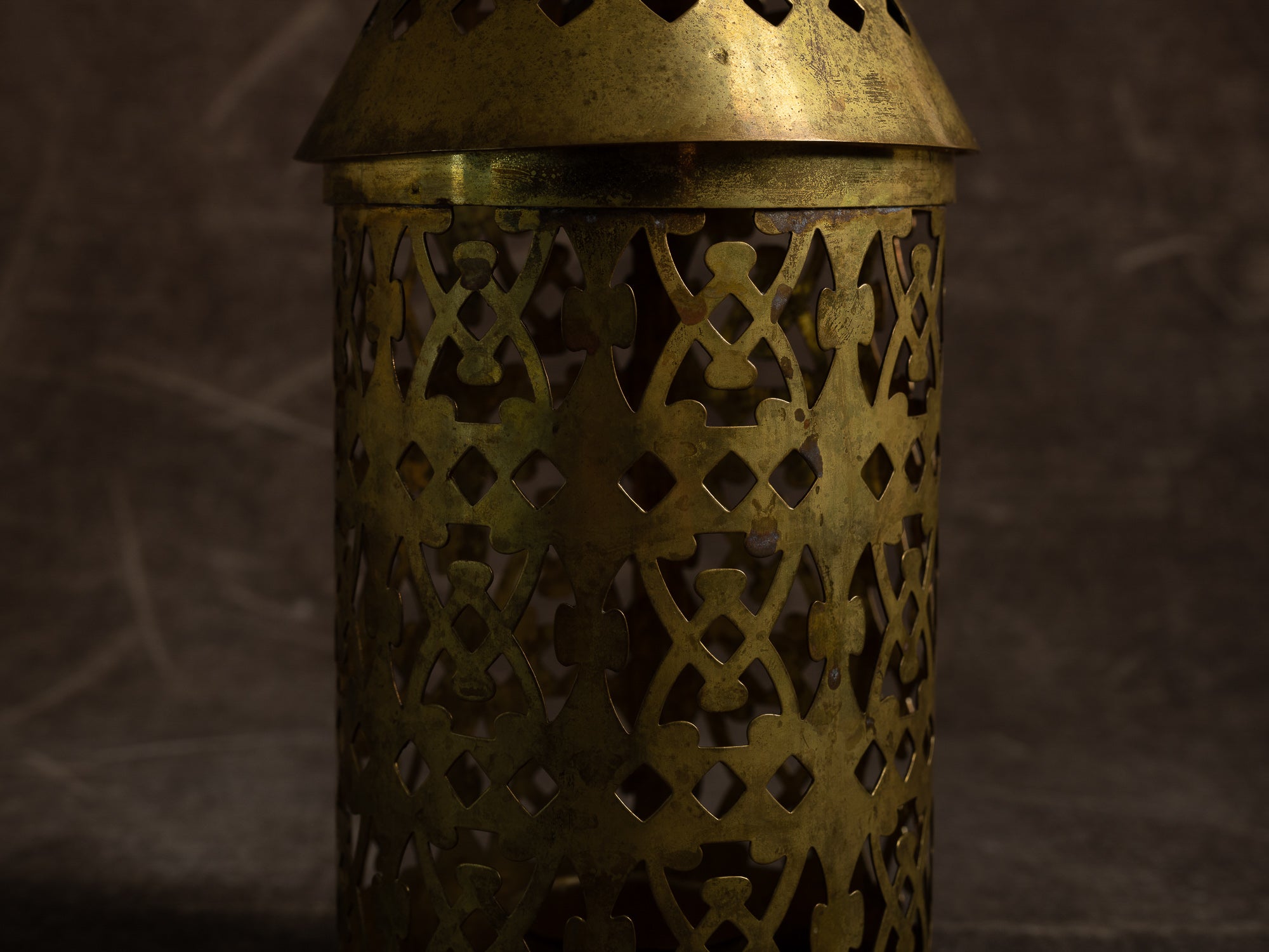 Lanterne en laiton ajouré par Torbjörn Testad, Suède (vers 1975-80)..Large brass lantern by Torbjörn Testad, Sweden (ca. 1975-80)