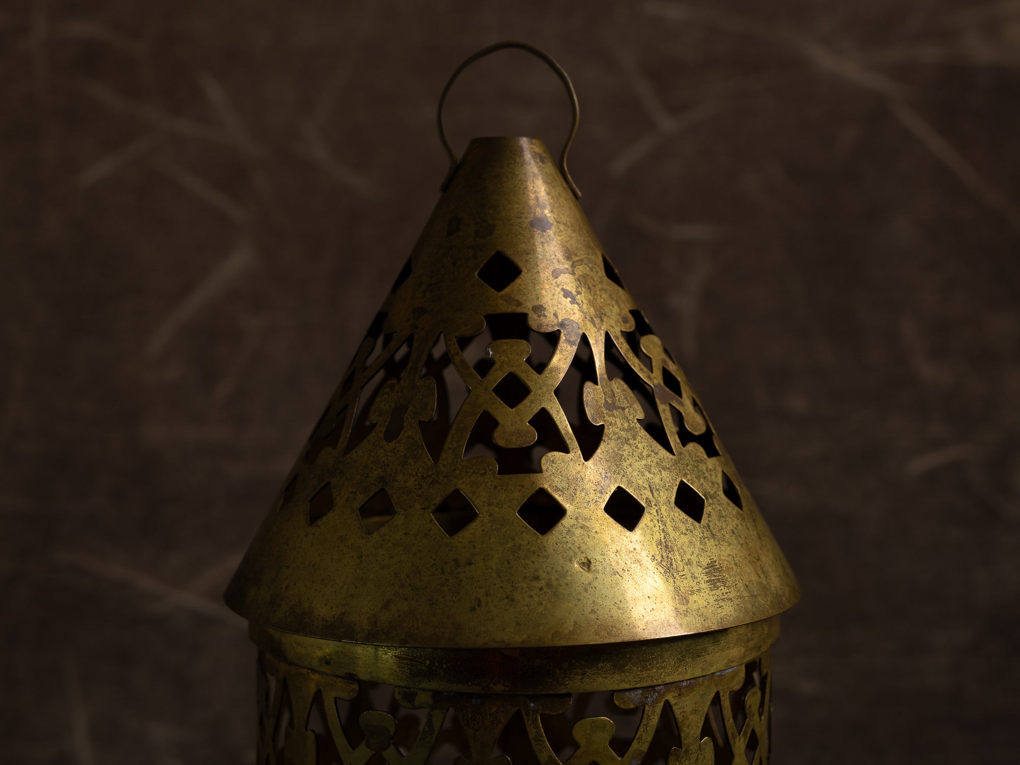 Lanterne en laiton ajouré par Torbjörn Testad, Suède (vers 1975-80)..Large brass lantern by Torbjörn Testad, Sweden (ca. 1975-80)