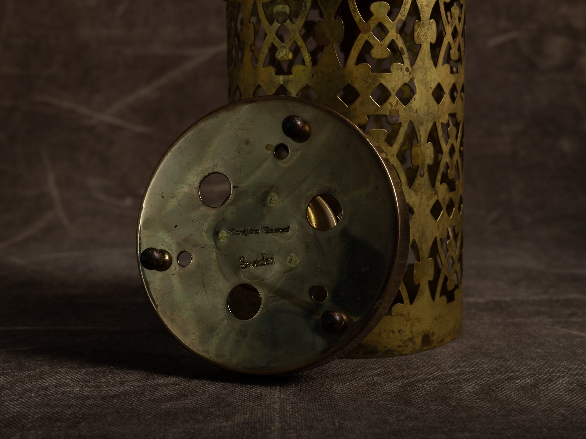 Lanterne en laiton ajouré par Torbjörn Testad, Suède (vers 1975-80)..Large brass lantern by Torbjörn Testad, Sweden (ca. 1975-80)