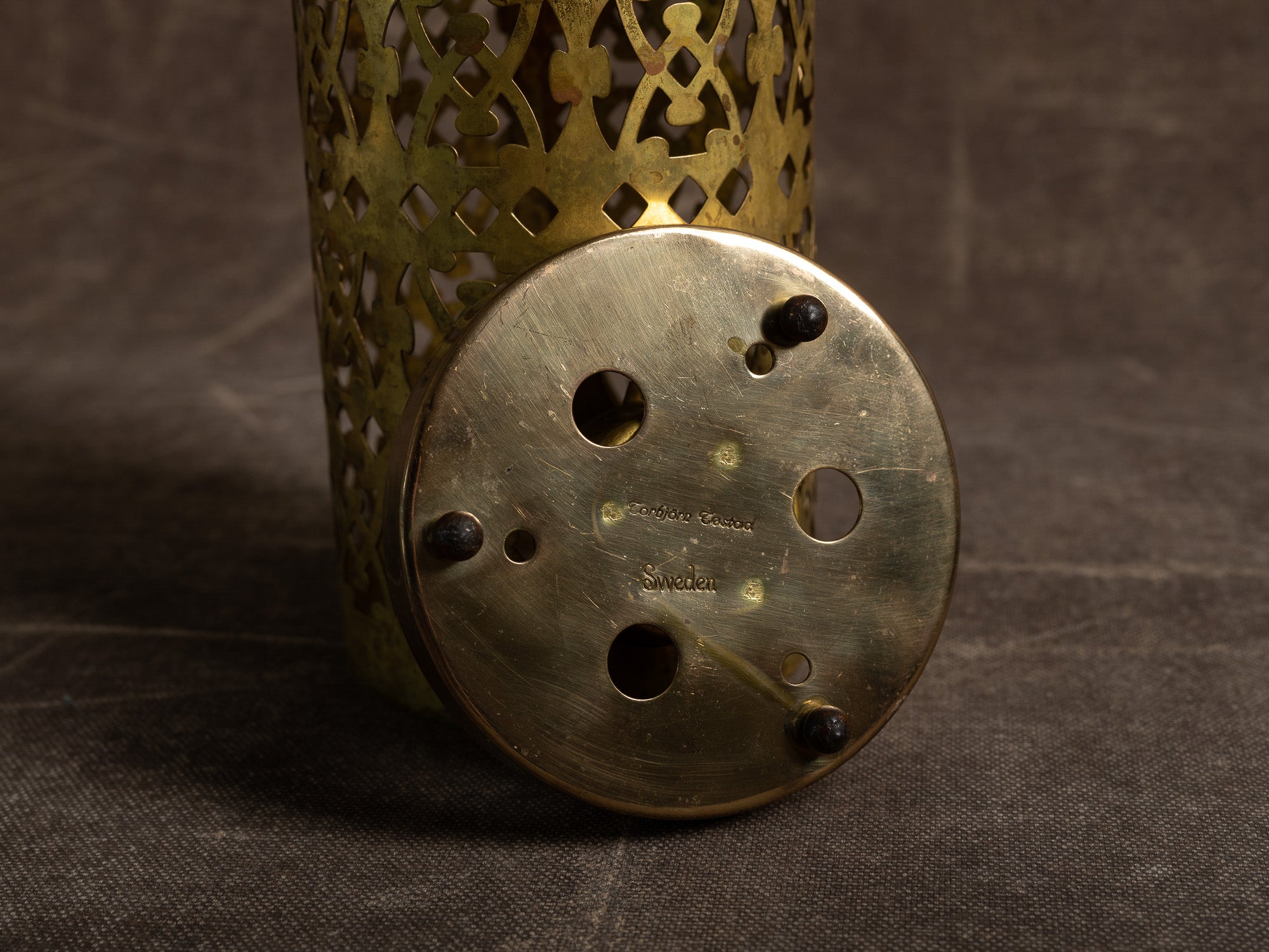 Lanterne en laiton ajouré par Torbjörn Testad, Suède (vers 1975-80)..Large brass lantern by Torbjörn Testad, Sweden (ca. 1975-80)