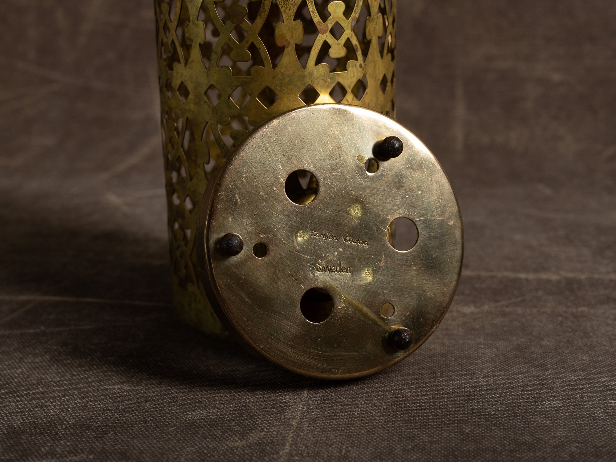 Lanterne en laiton ajouré par Torbjörn Testad, Suède (vers 1975-80)..Large brass lantern by Torbjörn Testad, Sweden (ca. 1975-80)