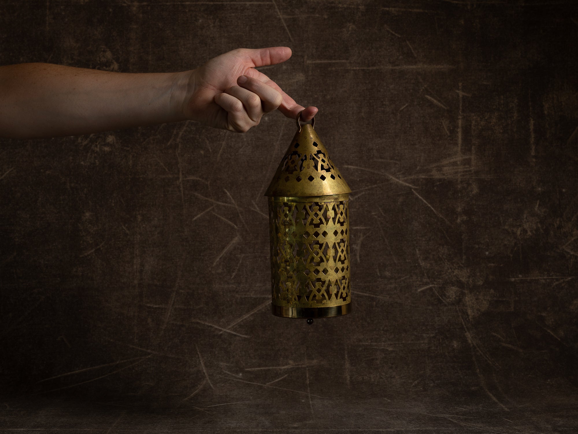 Lanterne en laiton ajouré par Torbjörn Testad, Suède (vers 1975-80)..Large brass lantern by Torbjörn Testad, Sweden (ca. 1975-80)