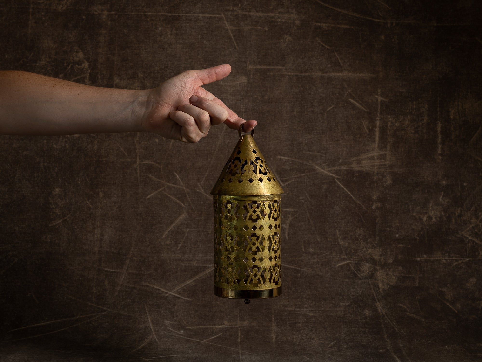 Lanterne en laiton ajouré par Torbjörn Testad, Suède (vers 1975-80)..Large brass lantern by Torbjörn Testad, Sweden (ca. 1975-80)
