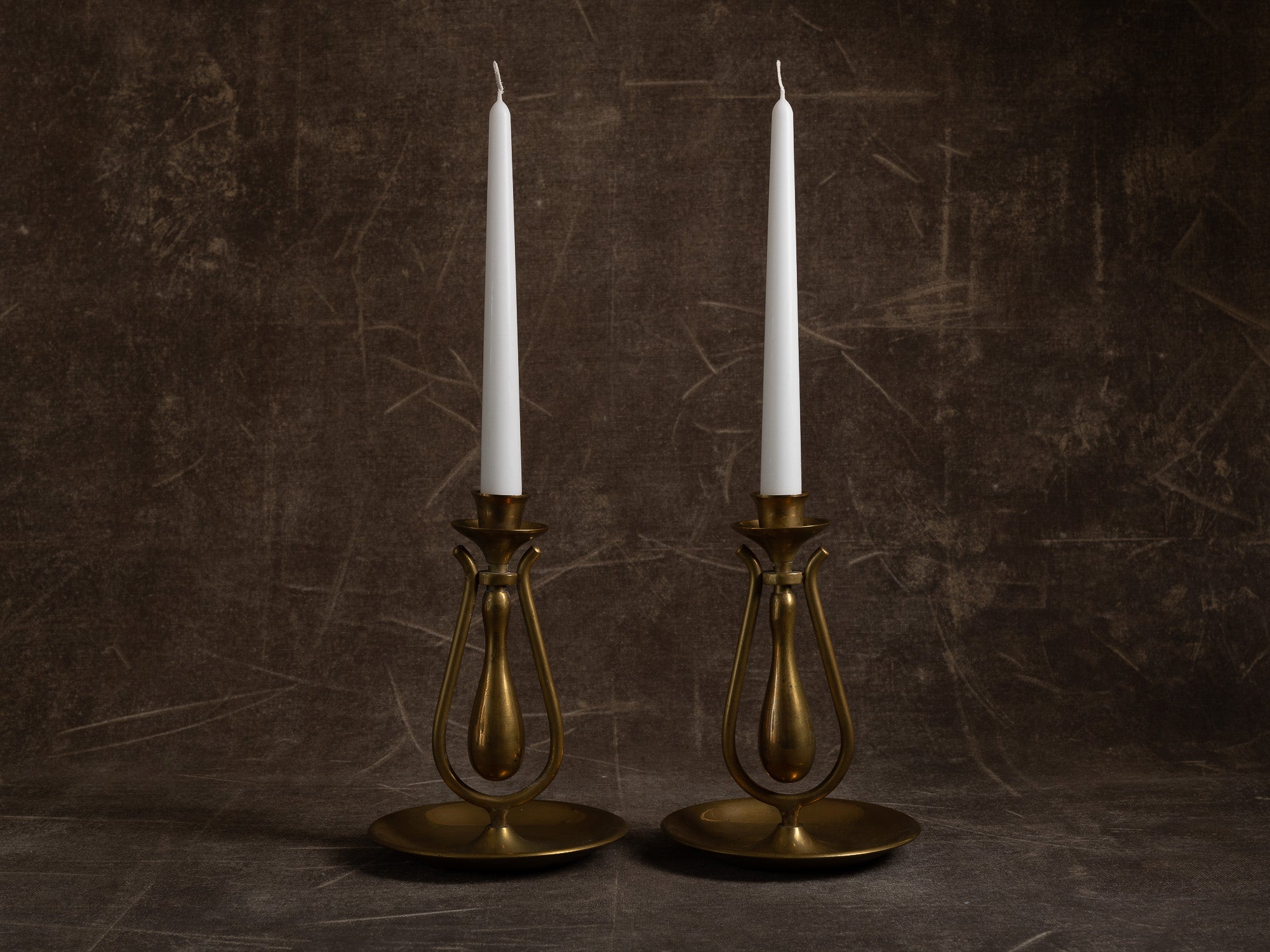 Paire de candélabres mobiles marine, formant miroirs d'appliques en laiton, Suède (vers 1900)..Set of 2 modernist yachting brass wall hanging candle holders, Sweden (ca. 1900)