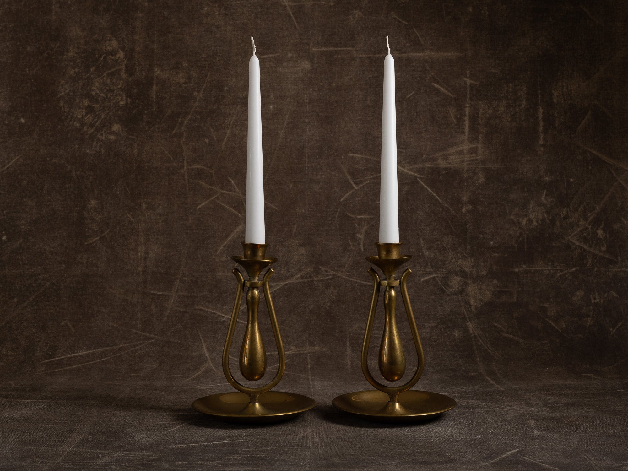 Paire de candélabres mobiles marine, formant miroirs d'appliques en laiton, Suède (vers 1900)..Set of 2 modernist yachting brass wall hanging candle holders, Sweden (ca. 1900)