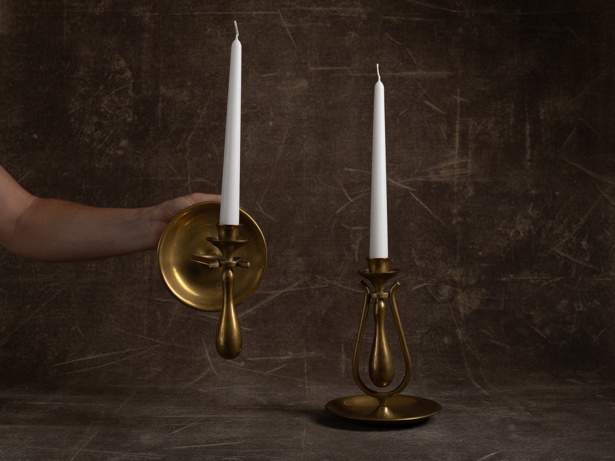 Paire de candélabres mobiles marine, formant miroirs d'appliques en laiton, Suède (vers 1900)..Set of 2 modernist yachting brass wall hanging candle holders, Sweden (ca. 1900)