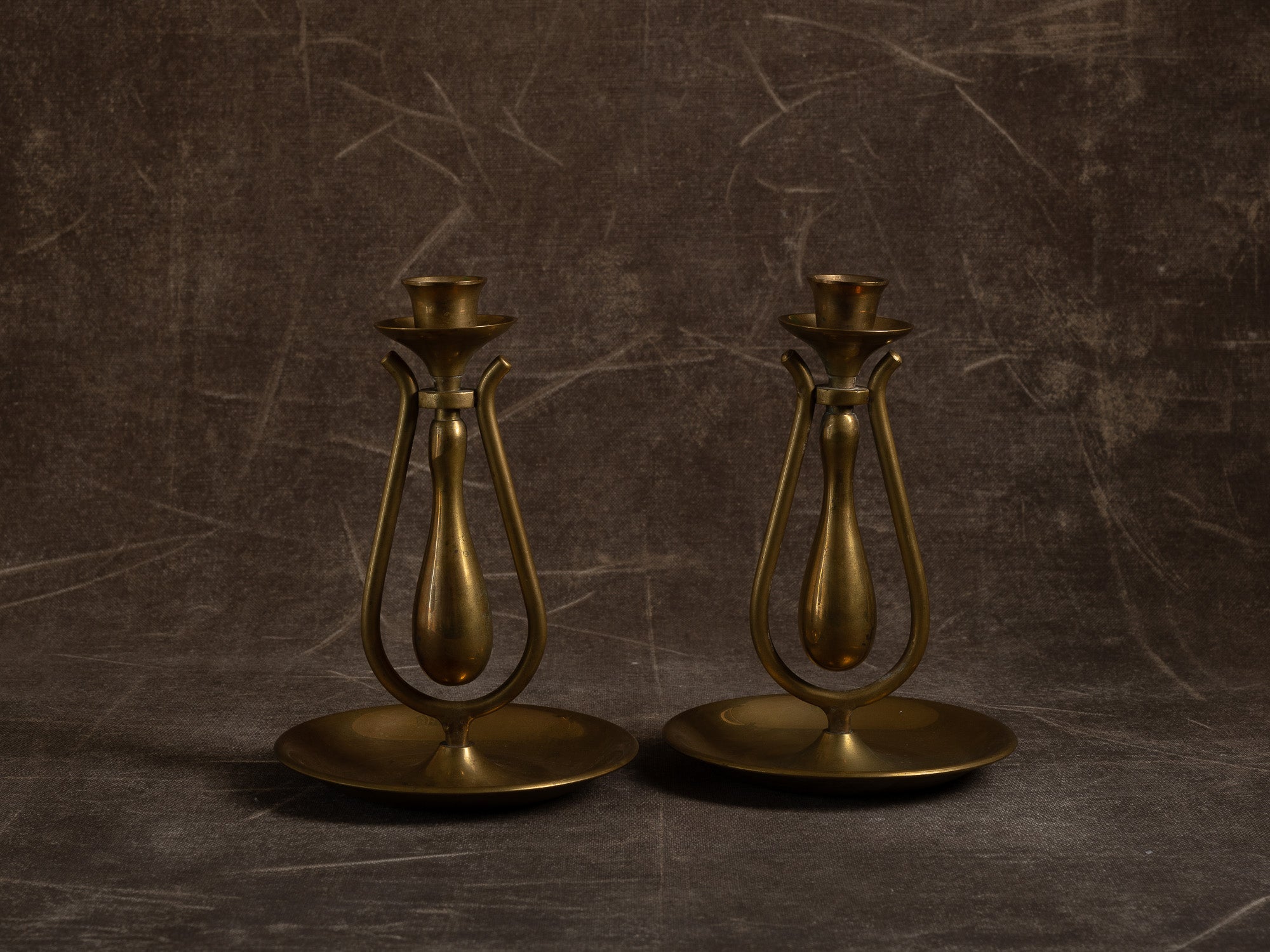 Paire de candélabres mobiles marine, formant miroirs d'appliques en laiton, Suède (vers 1900)..Set of 2 modernist yachting brass wall hanging candle holders, Sweden (ca. 1900)