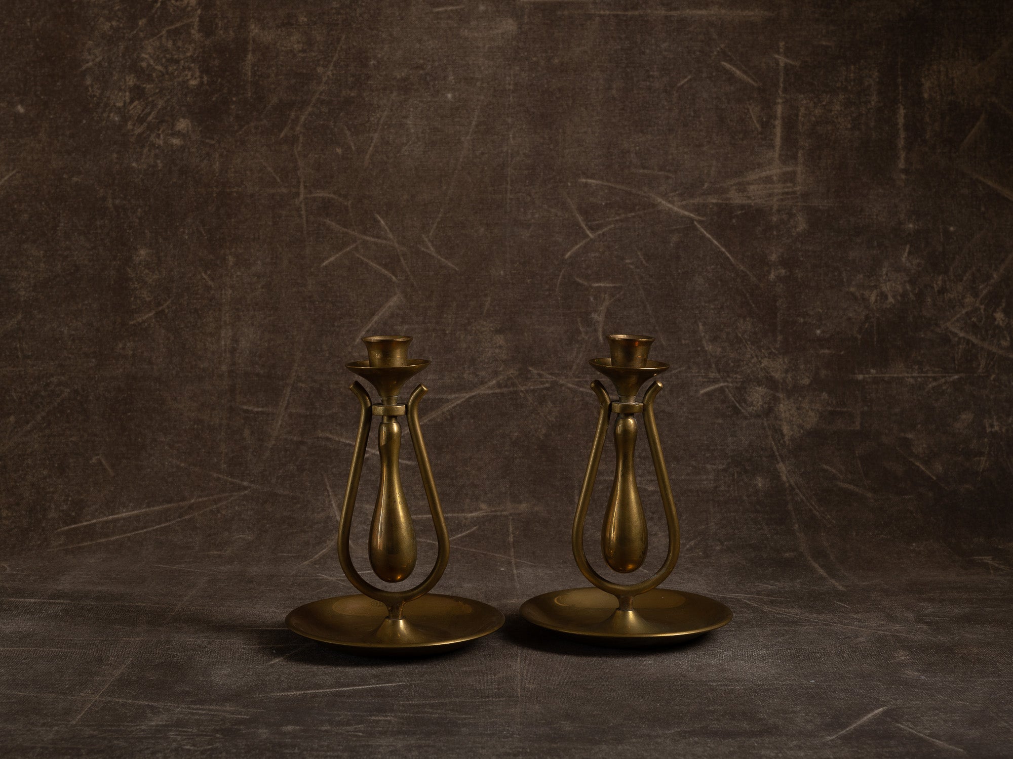 Paire de candélabres mobiles marine, formant miroirs d'appliques en laiton, Suède (vers 1900)..Set of 2 modernist yachting brass wall hanging candle holders, Sweden (ca. 1900)