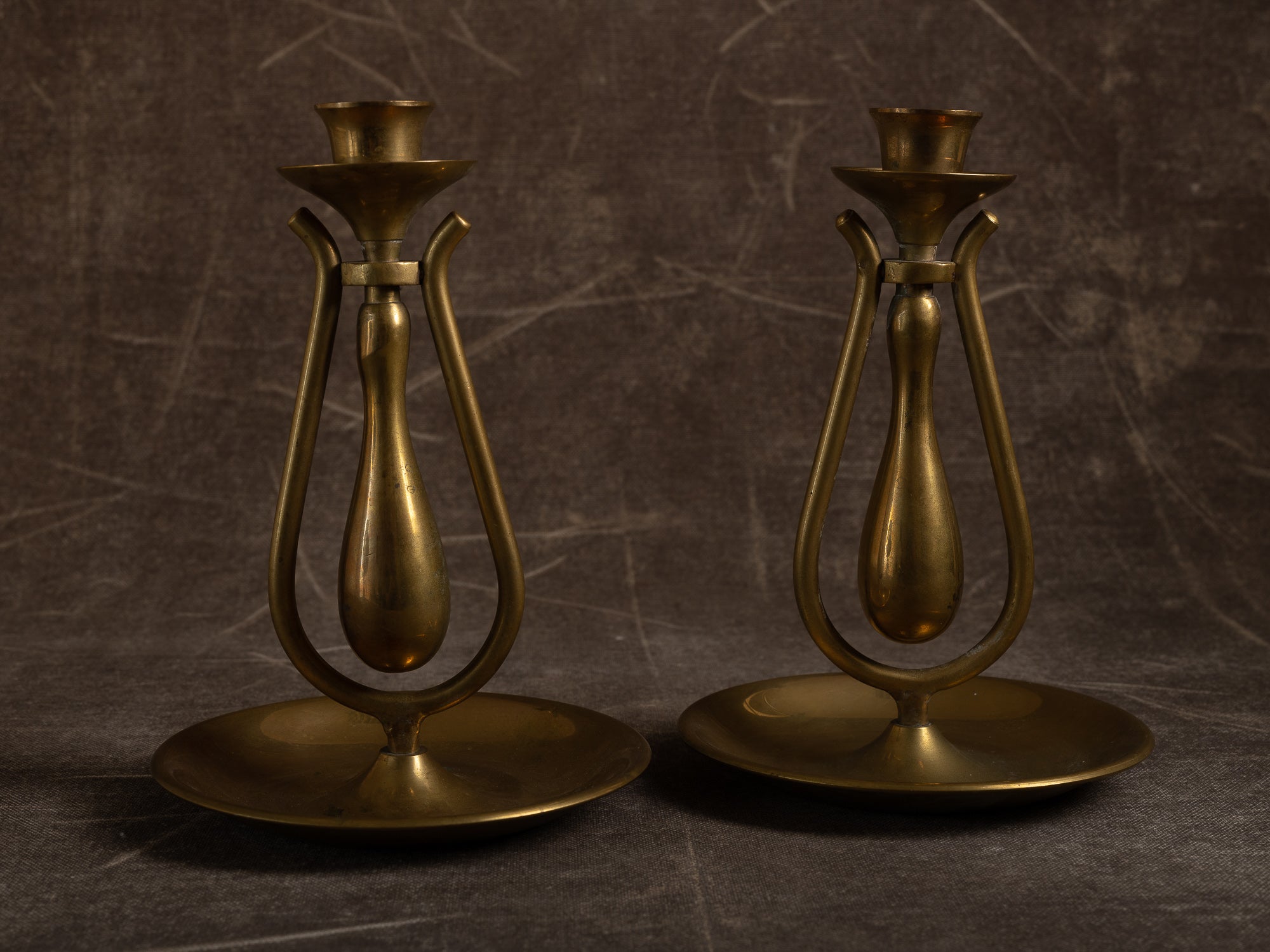 Paire de candélabres mobiles marine, formant miroirs d'appliques en laiton, Suède (vers 1900)..Set of 2 modernist yachting brass wall hanging candle holders, Sweden (ca. 1900)