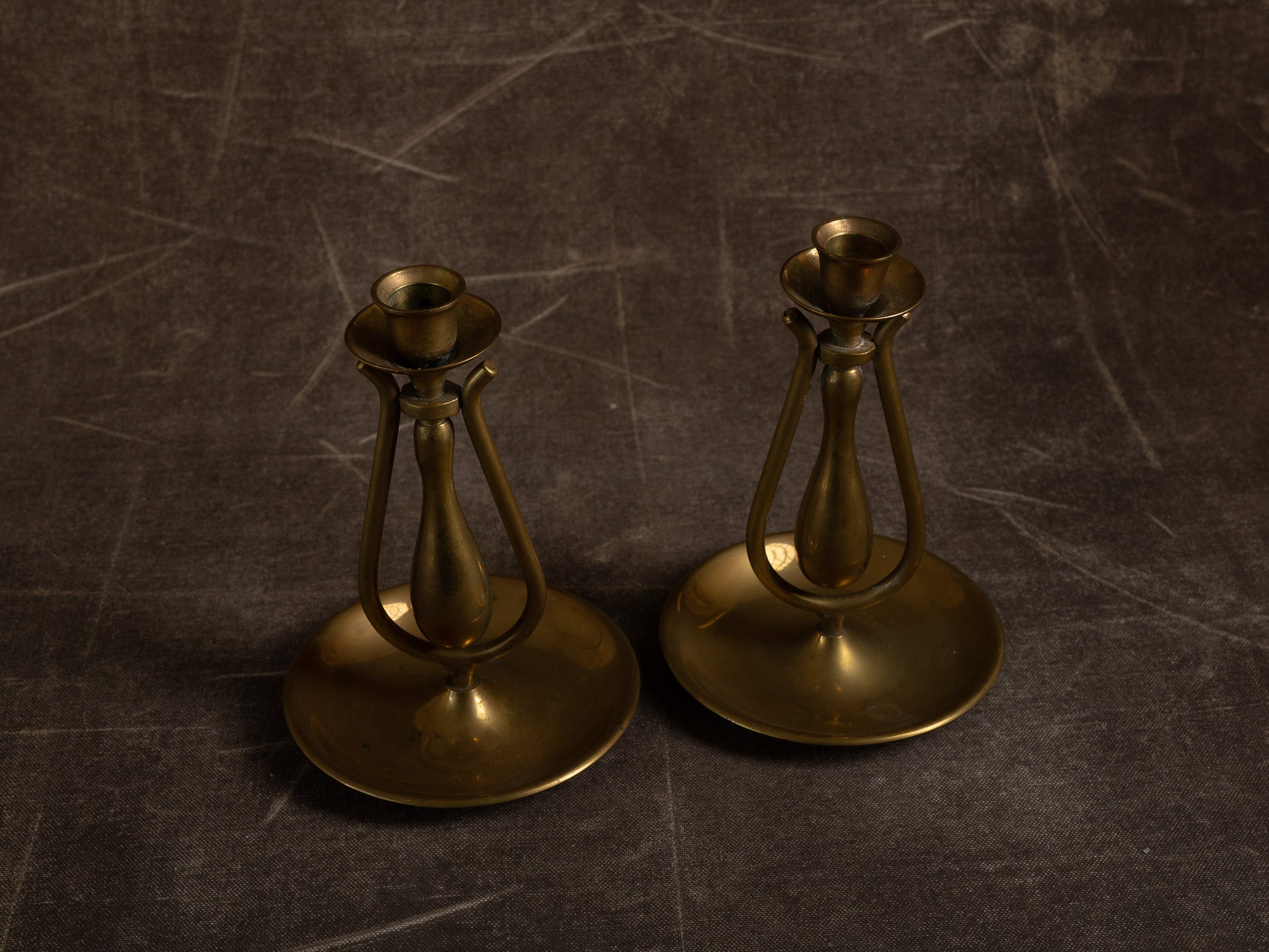 Paire de candélabres mobiles marine, formant miroirs d'appliques en laiton, Suède (vers 1900)..Set of 2 modernist yachting brass wall hanging candle holders, Sweden (ca. 1900)