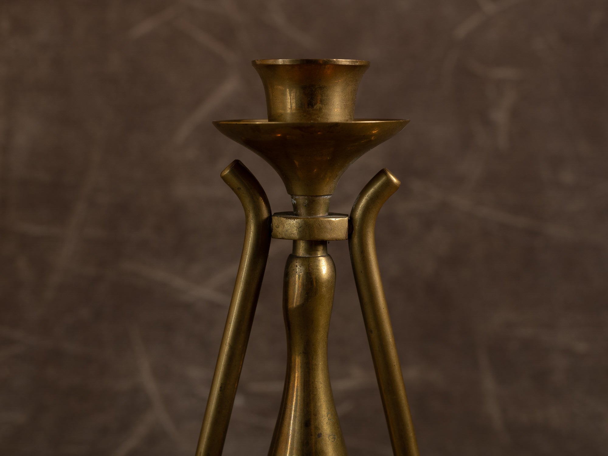 Paire de candélabres mobiles marine, formant miroirs d'appliques en laiton, Suède (vers 1900)..Set of 2 modernist yachting brass wall hanging candle holders, Sweden (ca. 1900)