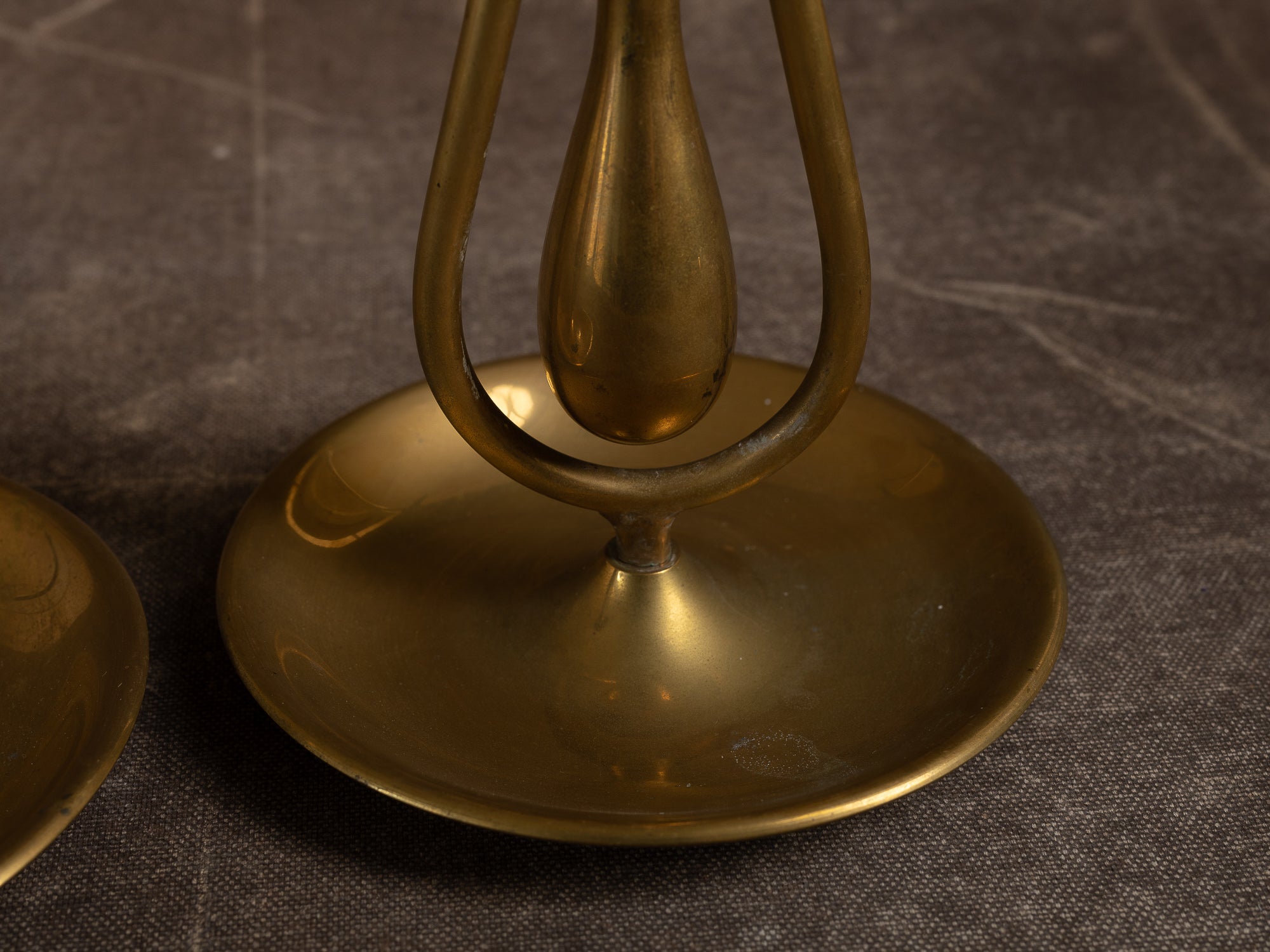 Paire de candélabres mobiles marine, formant miroirs d'appliques en laiton, Suède (vers 1900)..Set of 2 modernist yachting brass wall hanging candle holders, Sweden (ca. 1900)