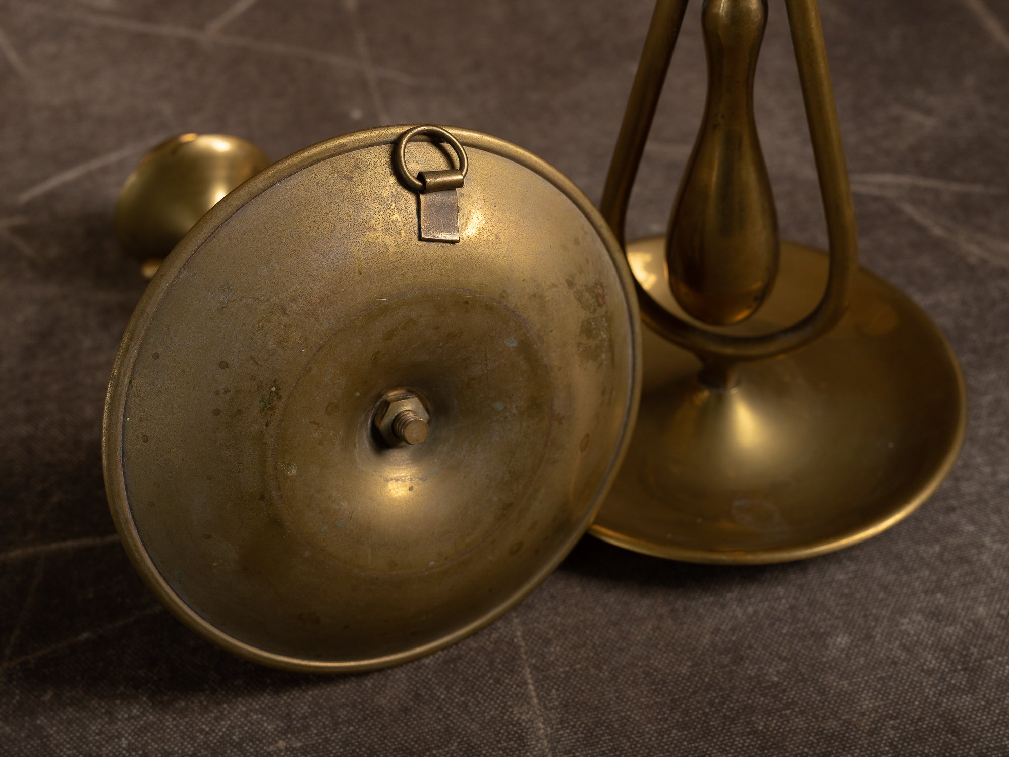 Paire de candélabres mobiles marine, formant miroirs d'appliques en laiton, Suède (vers 1900)..Set of 2 modernist yachting brass wall hanging candle holders, Sweden (ca. 1900)